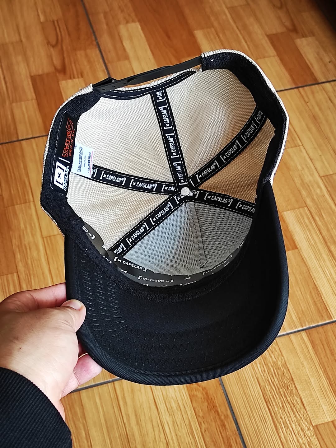 Gorra trucker Capslab Dragón Ball Gohan Super Saiyajin