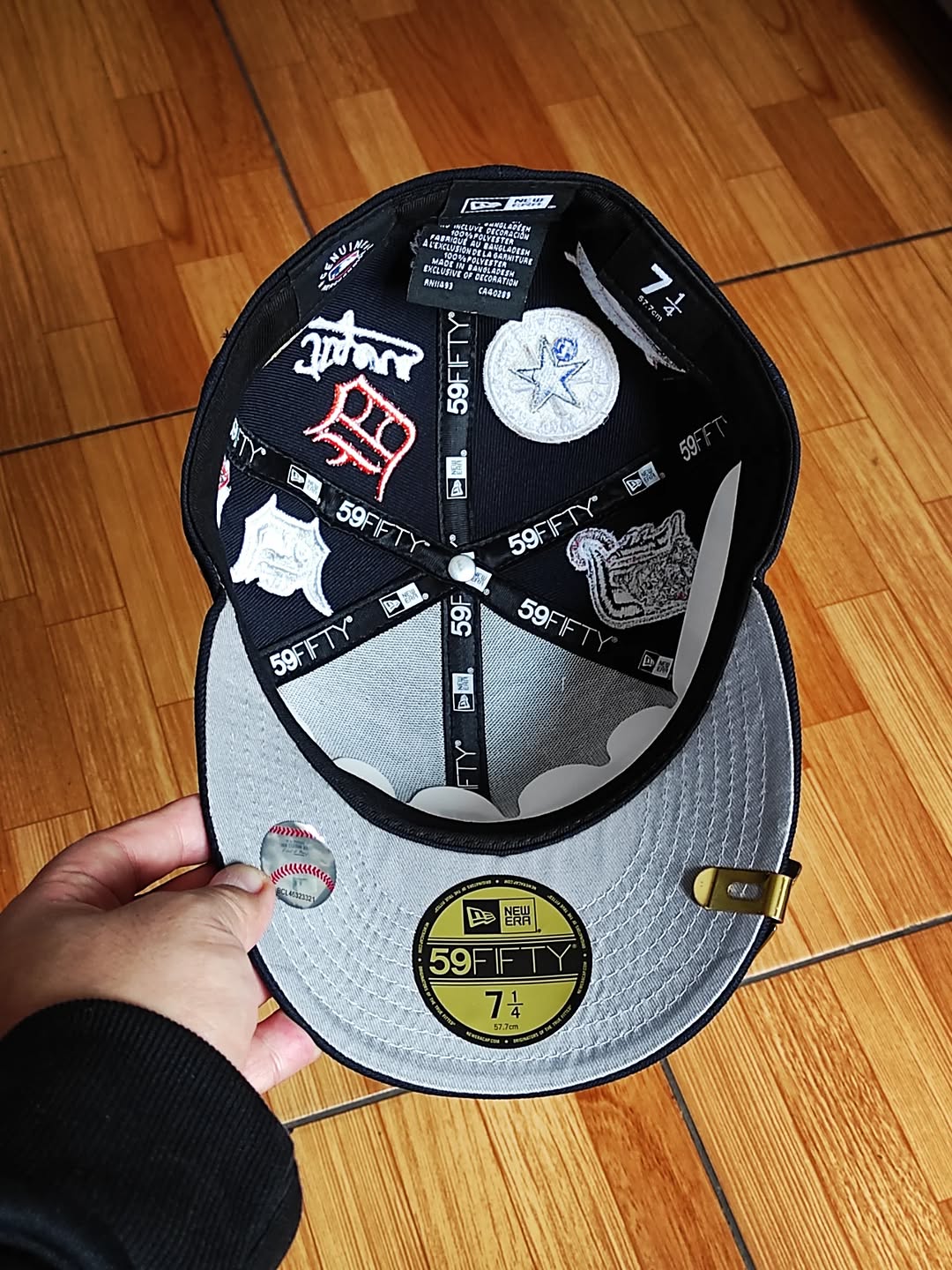 Gorra ajustada 59FIFTY New Era azul marino de los Detroit Tigers con el logo por toda la gorra y la parte inferior gris
