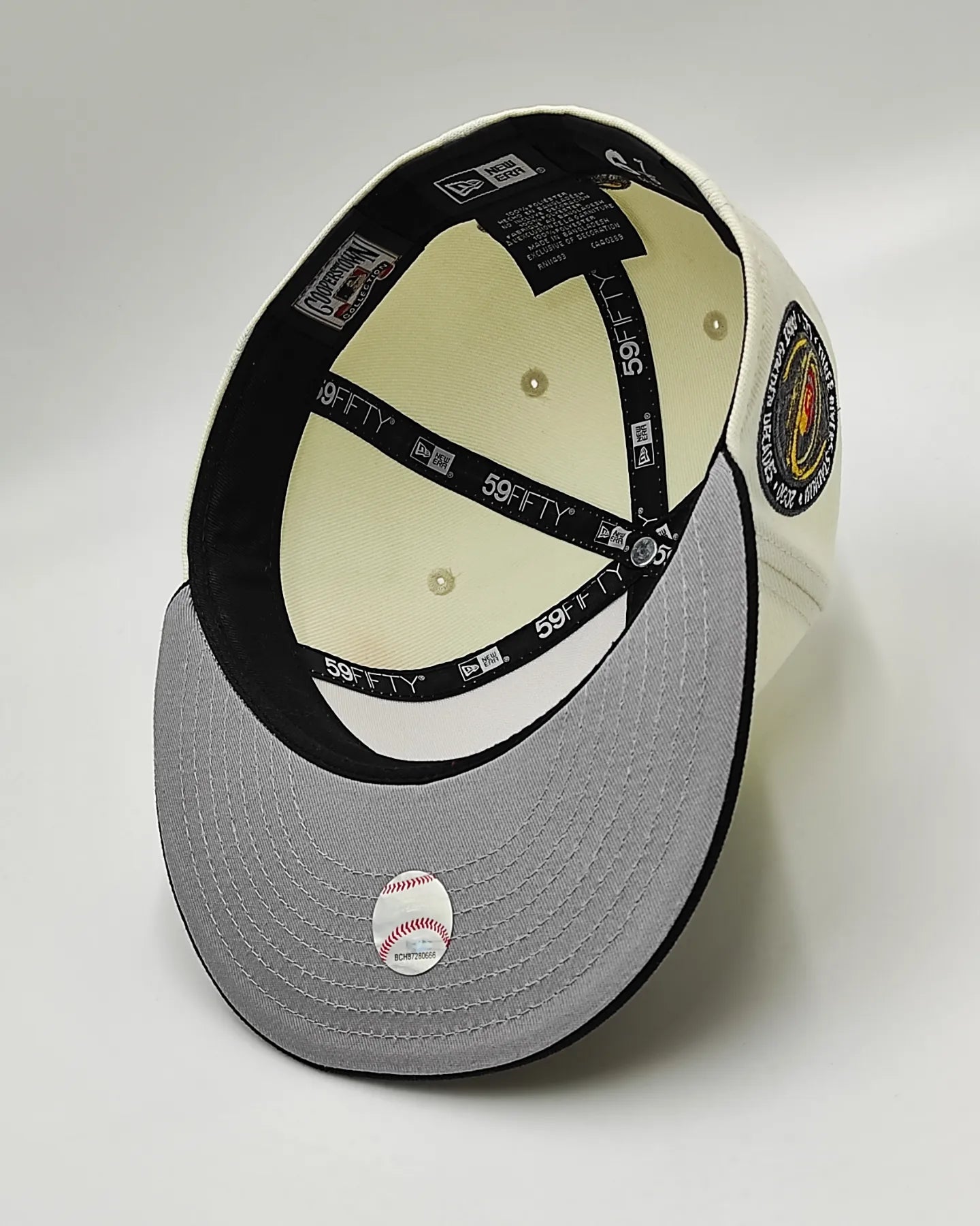 Gorra Cerrada New Era 59Fifty Off White Pittsburgh Pirates Visera Negra Parte Inferior Gris Parche Lateral Three Rivers Stadium