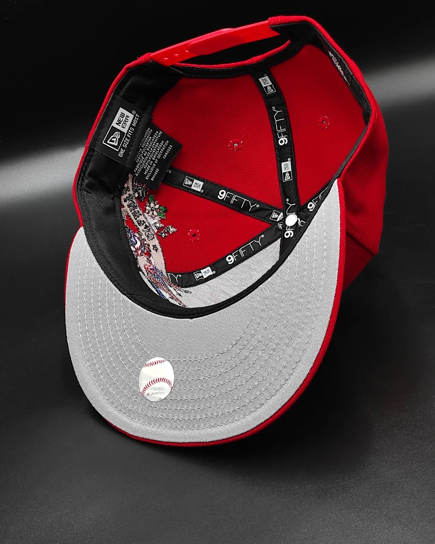 Gorra Snapback New Era 9Fifty de los Atlanta Braves con visera gris e insignia lateral City Art - Roja