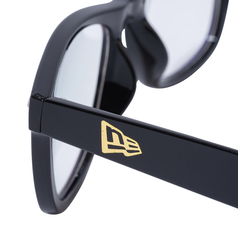 New Era - Gafas de sol Wellington con lentes cuadradas, montura negra brillante y lentes azul claro