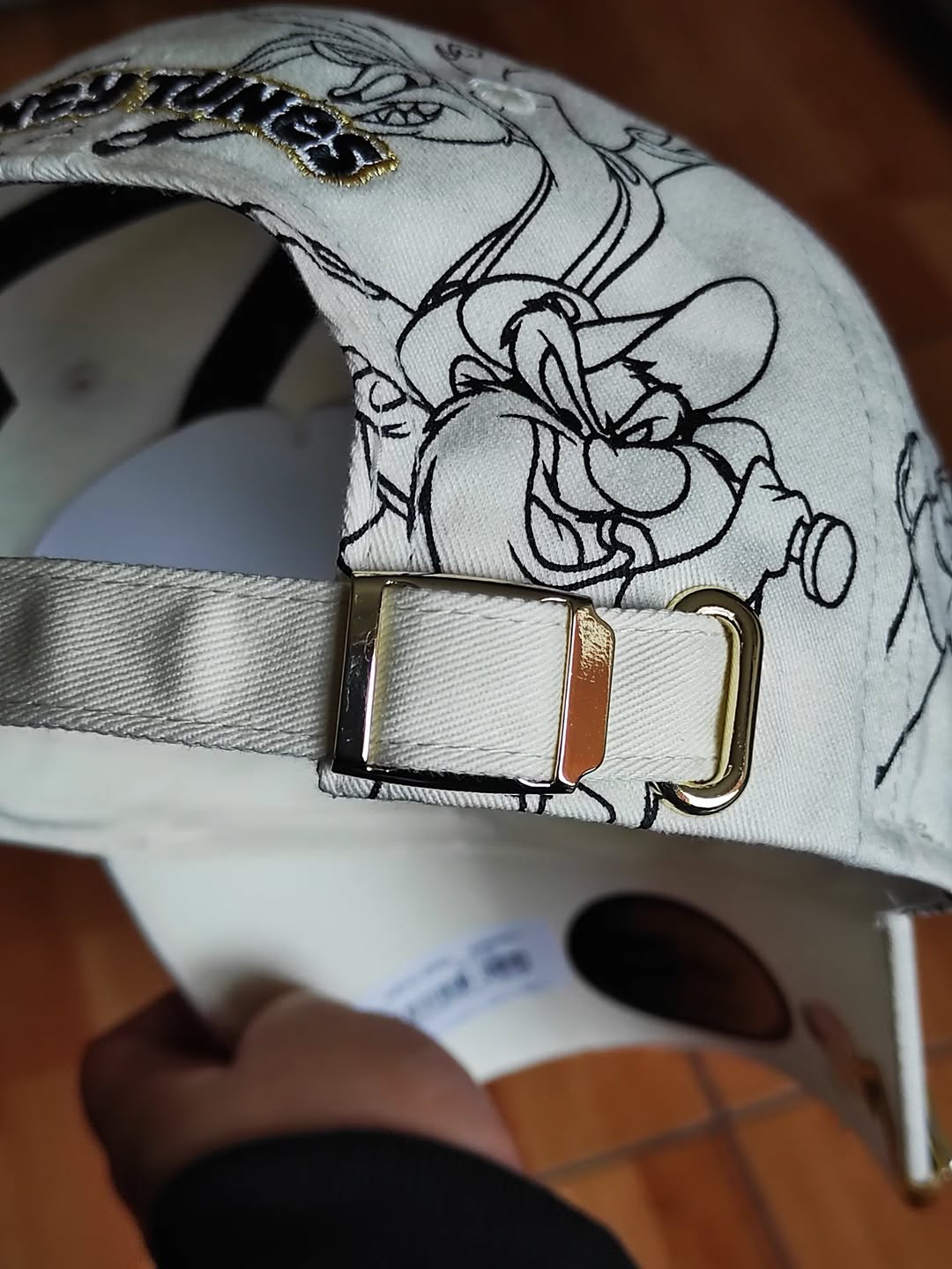 Gorra ajustable clásica informal blanca MLB X Looney Tunes con el logo de la MLB