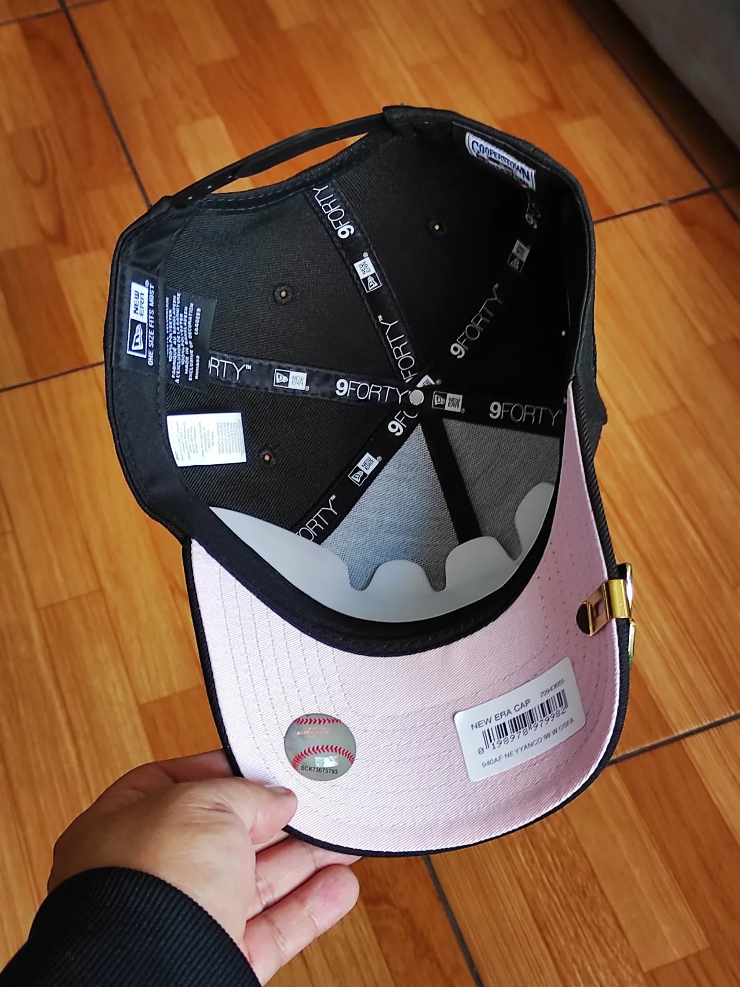 New Era Gorra Negra Rosa 9 FORTY AFRAME de los New York Yankees Serie Mundial 1999