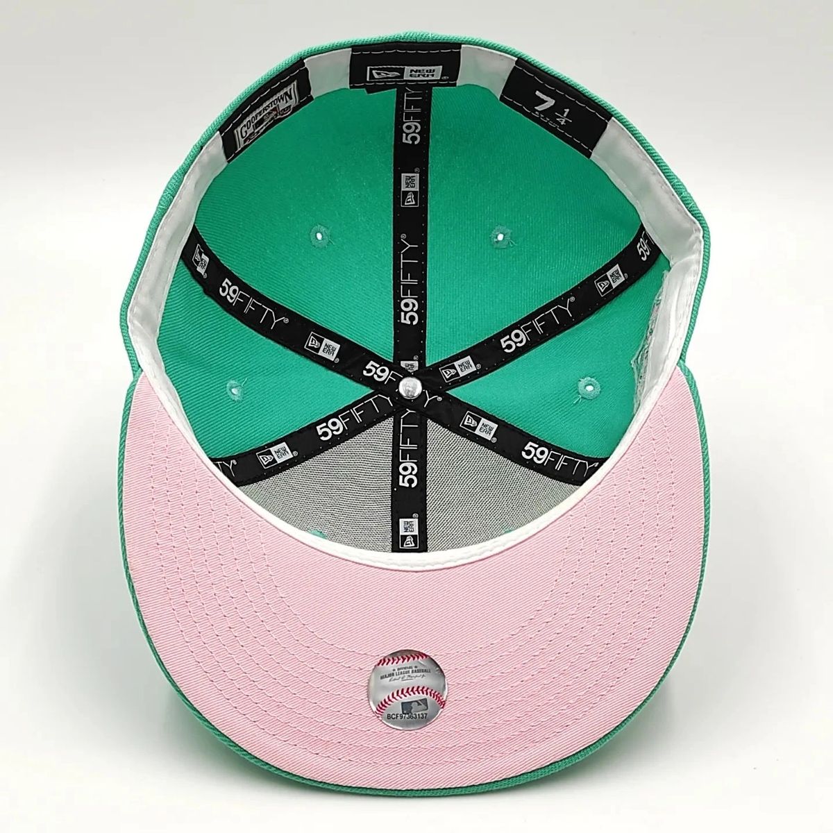 Gorra Ajustada New Era 59Fifty Exclusiva de los New York Yankees Campeones de la Serie Mundial de 1999 - Teal/Parte inferior rosa