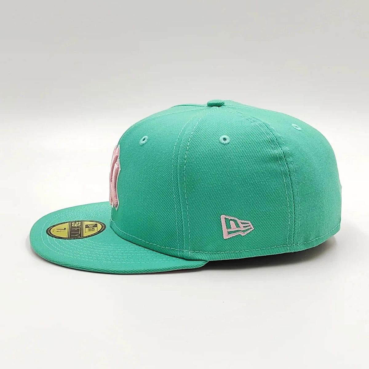 Gorra Ajustada New Era 59Fifty Exclusiva de los New York Yankees Campeones de la Serie Mundial de 1999 - Teal/Parte inferior rosa
