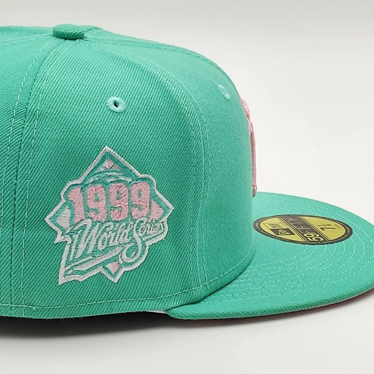 Gorra Ajustada New Era 59Fifty Exclusiva de los New York Yankees Campeones de la Serie Mundial de 1999 - Teal/Parte inferior rosa