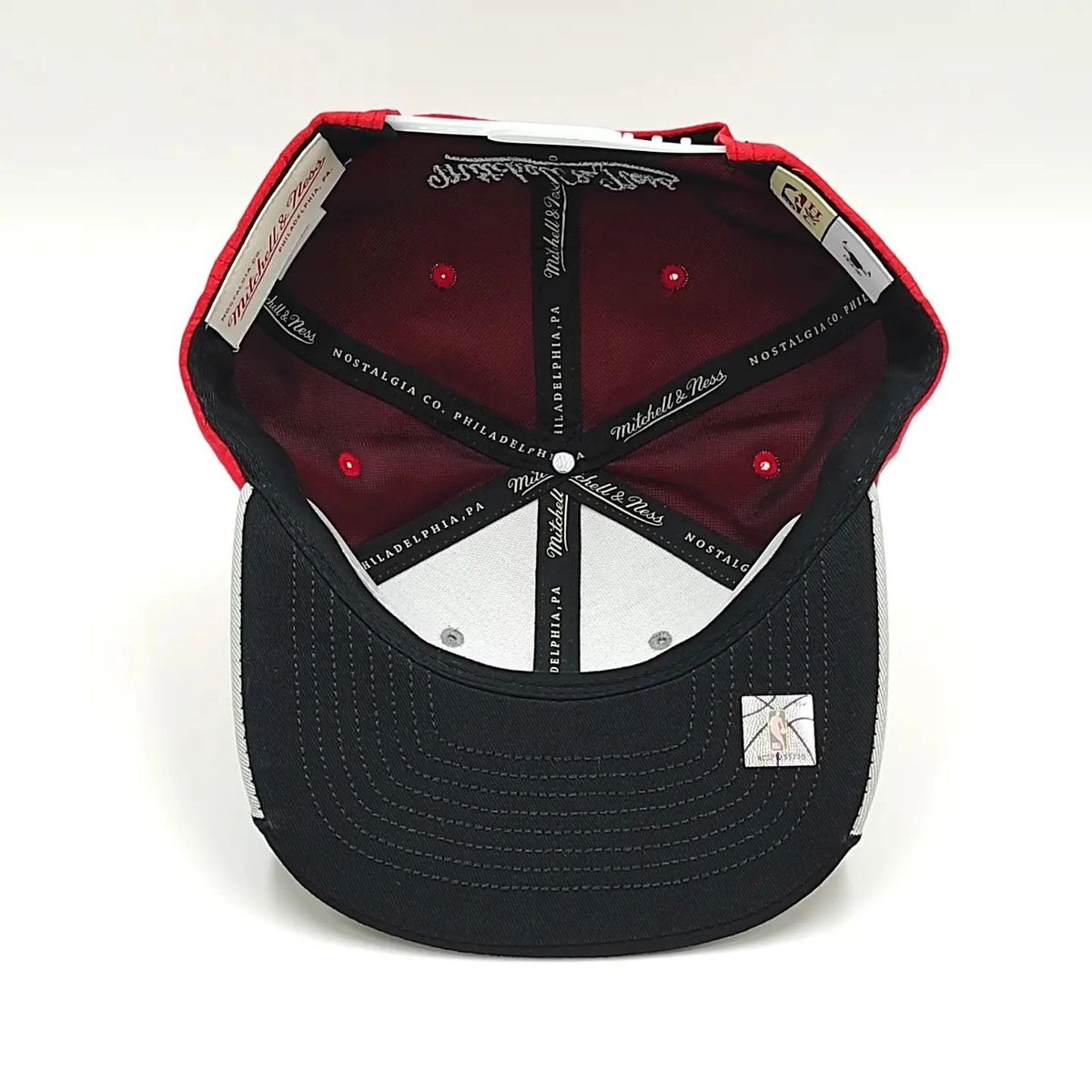 Gorra Snapback Chicago Bulls Exclusiva Mitchell & Ness AIR JORDAN DAY 5 – REFLECTIVA Gris/Negro/Melocotón