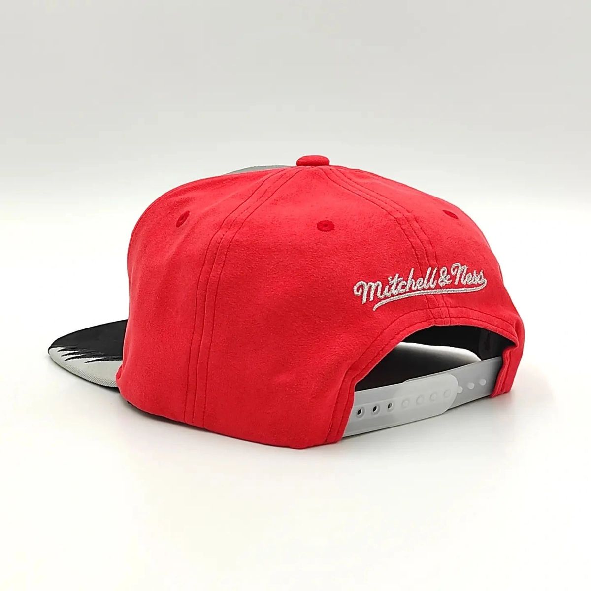 Gorra Snapback Chicago Bulls Exclusiva Mitchell & Ness AIR JORDAN DAY 5 – REFLECTIVA Gris/Negro/Melocotón