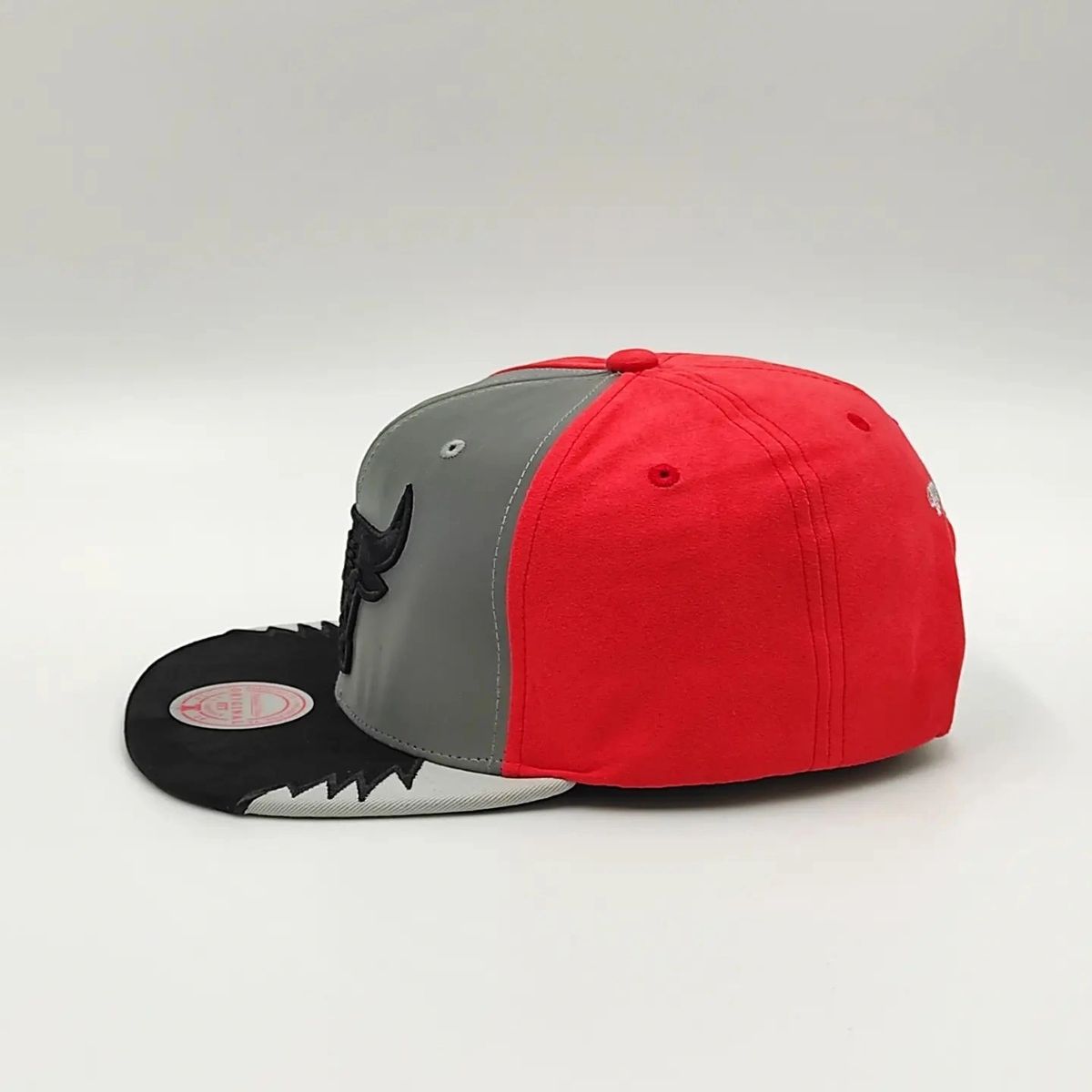Gorra Snapback Chicago Bulls Exclusiva Mitchell & Ness AIR JORDAN DAY 5 – REFLECTIVA Gris/Negro/Melocotón