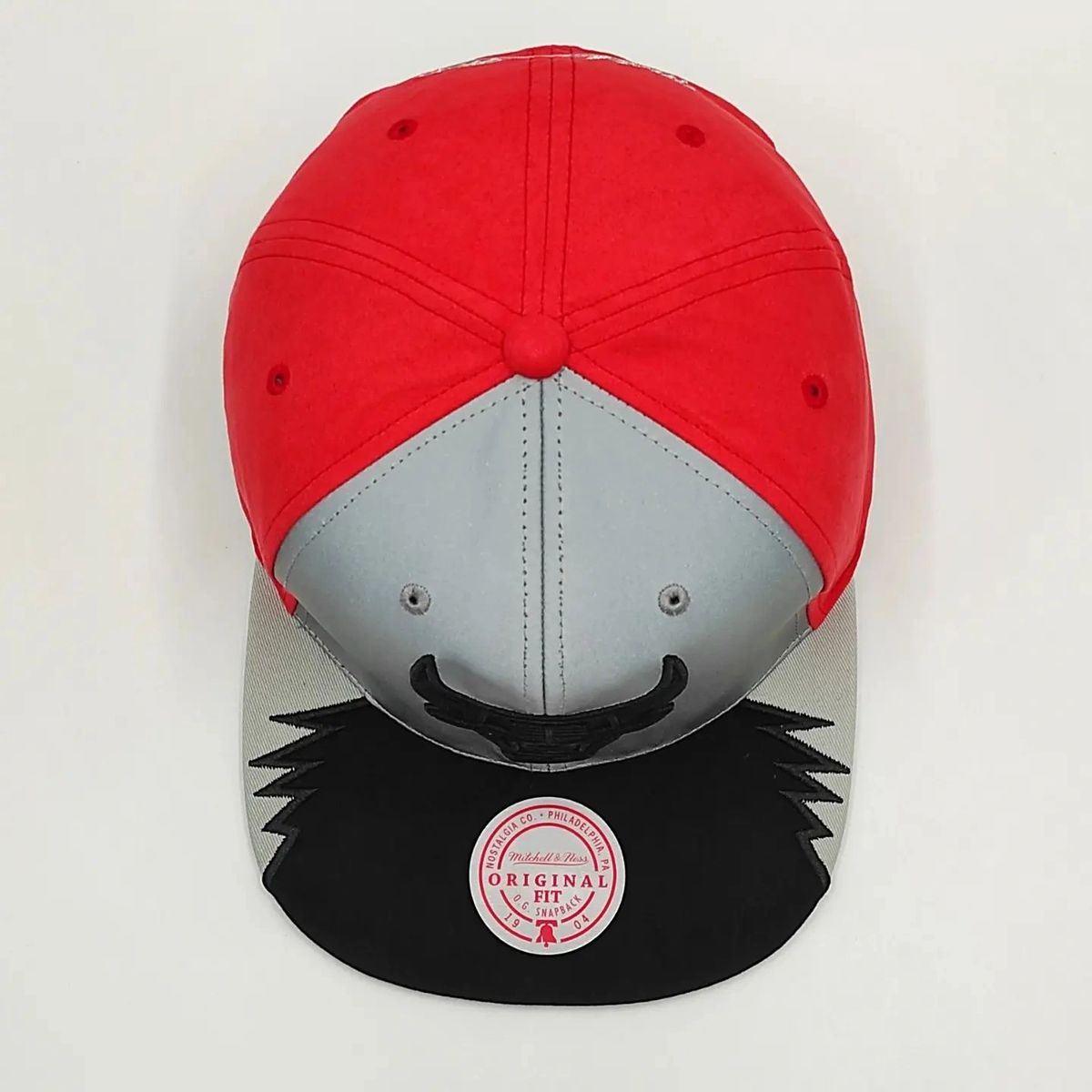 Gorra Snapback Chicago Bulls Exclusiva Mitchell & Ness AIR JORDAN DAY 5 – REFLECTIVA Gris/Negro/Melocotón