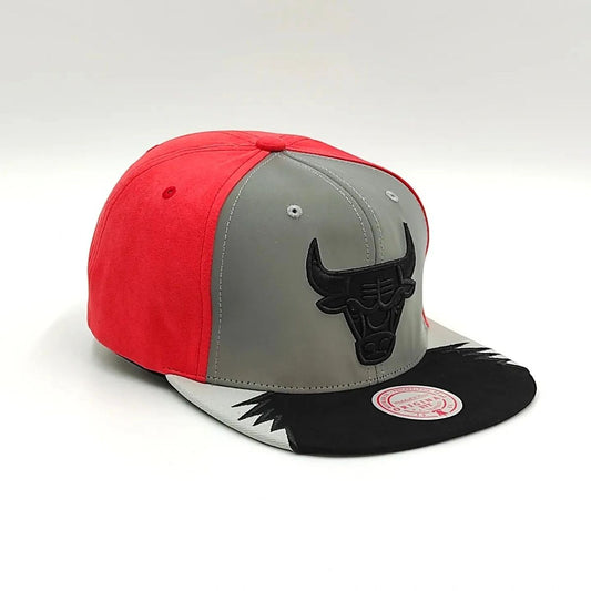 Gorra Snapback Chicago Bulls Exclusiva Mitchell & Ness AIR JORDAN DAY 5 – REFLECTIVA Gris/Negro/Melocotón