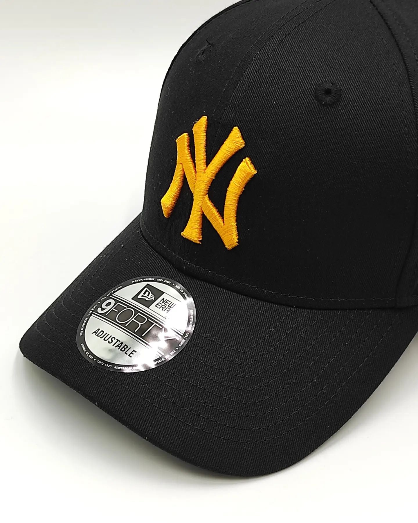 GORRA NEW ERA NY YANKEES 9FORTY NEGRO LOGO ORO