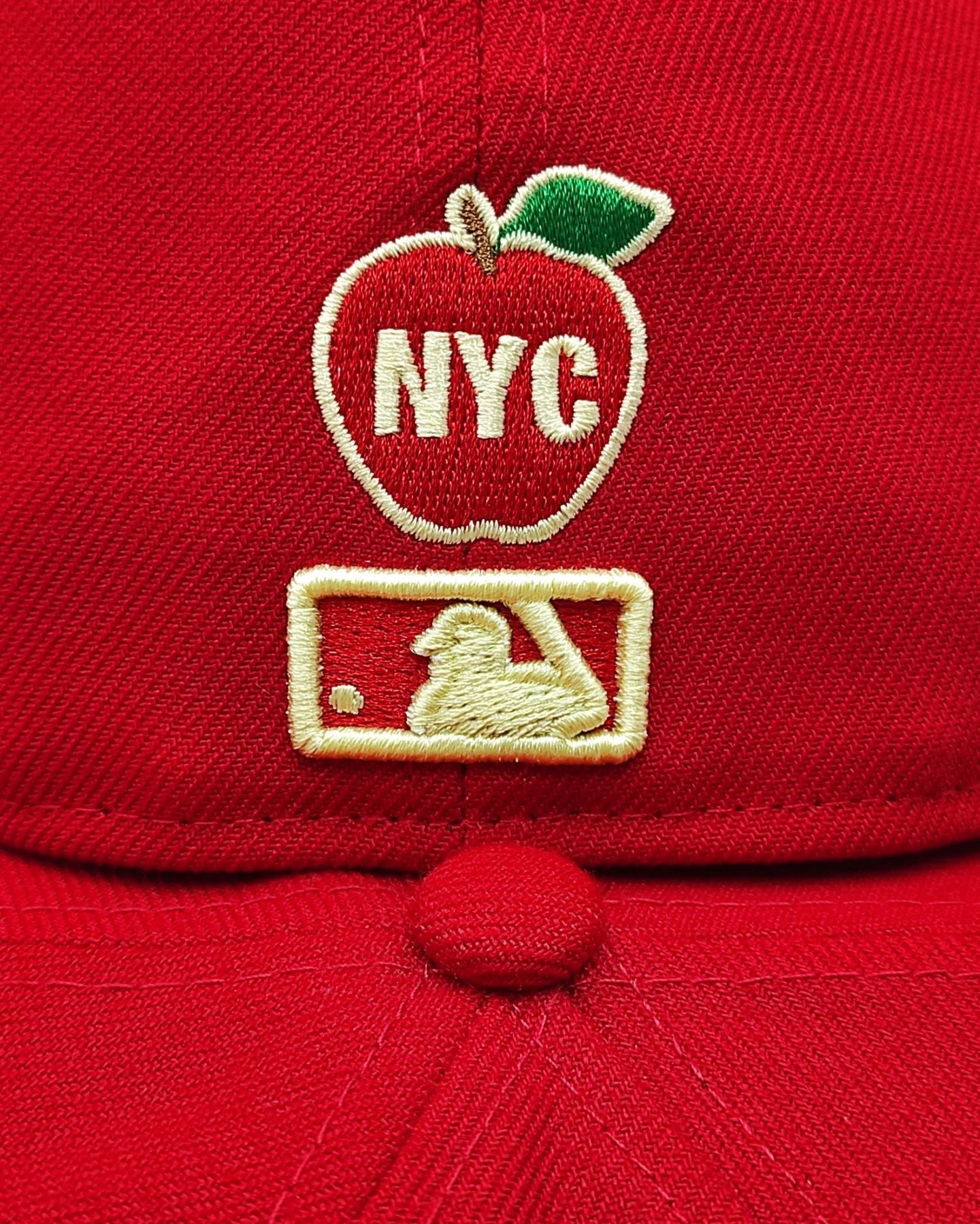 New Era 59Fifty gorra roja de los New York Yankees con el parche de la Serie Mundial de 1998 y la fruta del estado