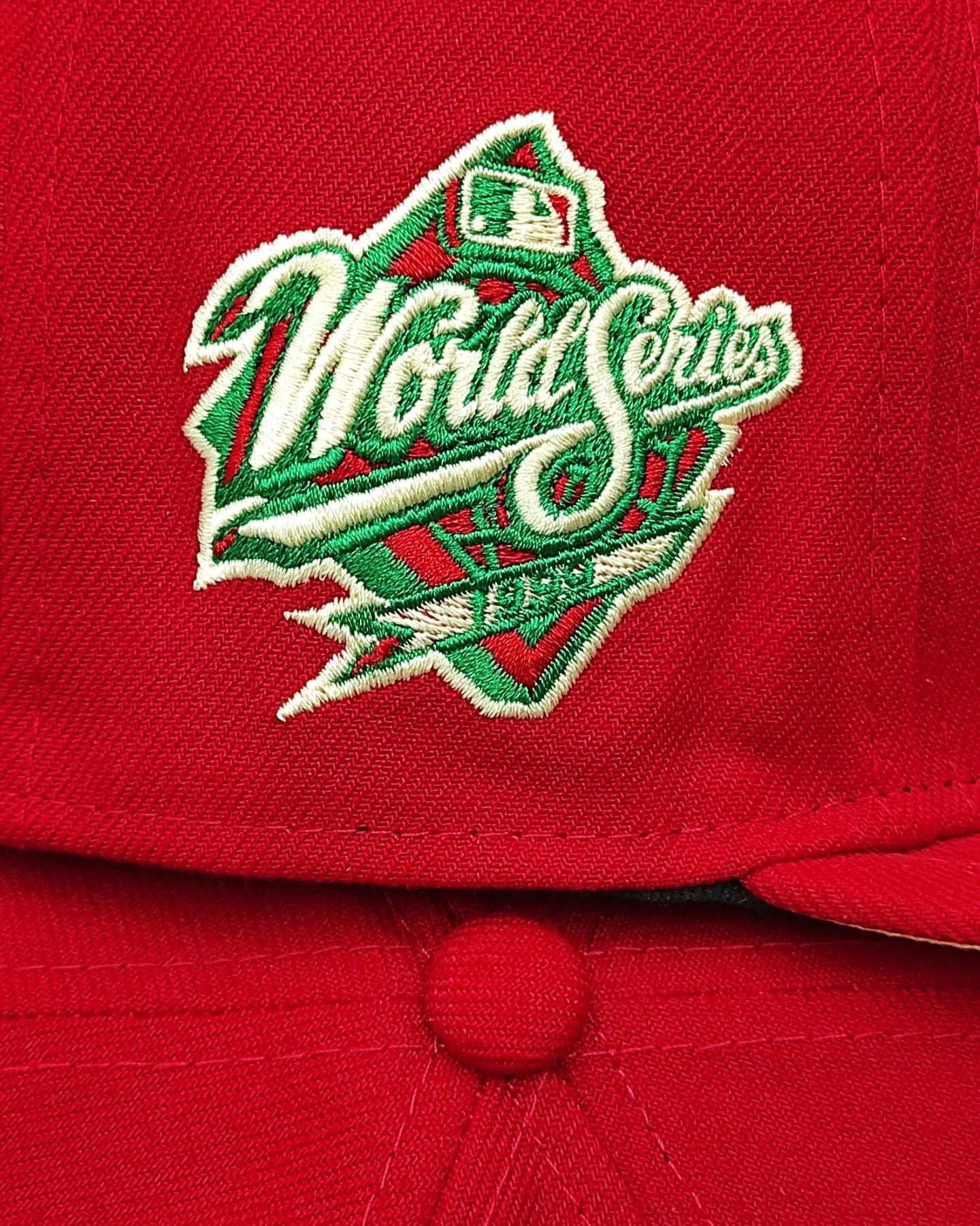 New Era 59Fifty gorra roja de los New York Yankees con el parche de la Serie Mundial de 1998 y la fruta del estado