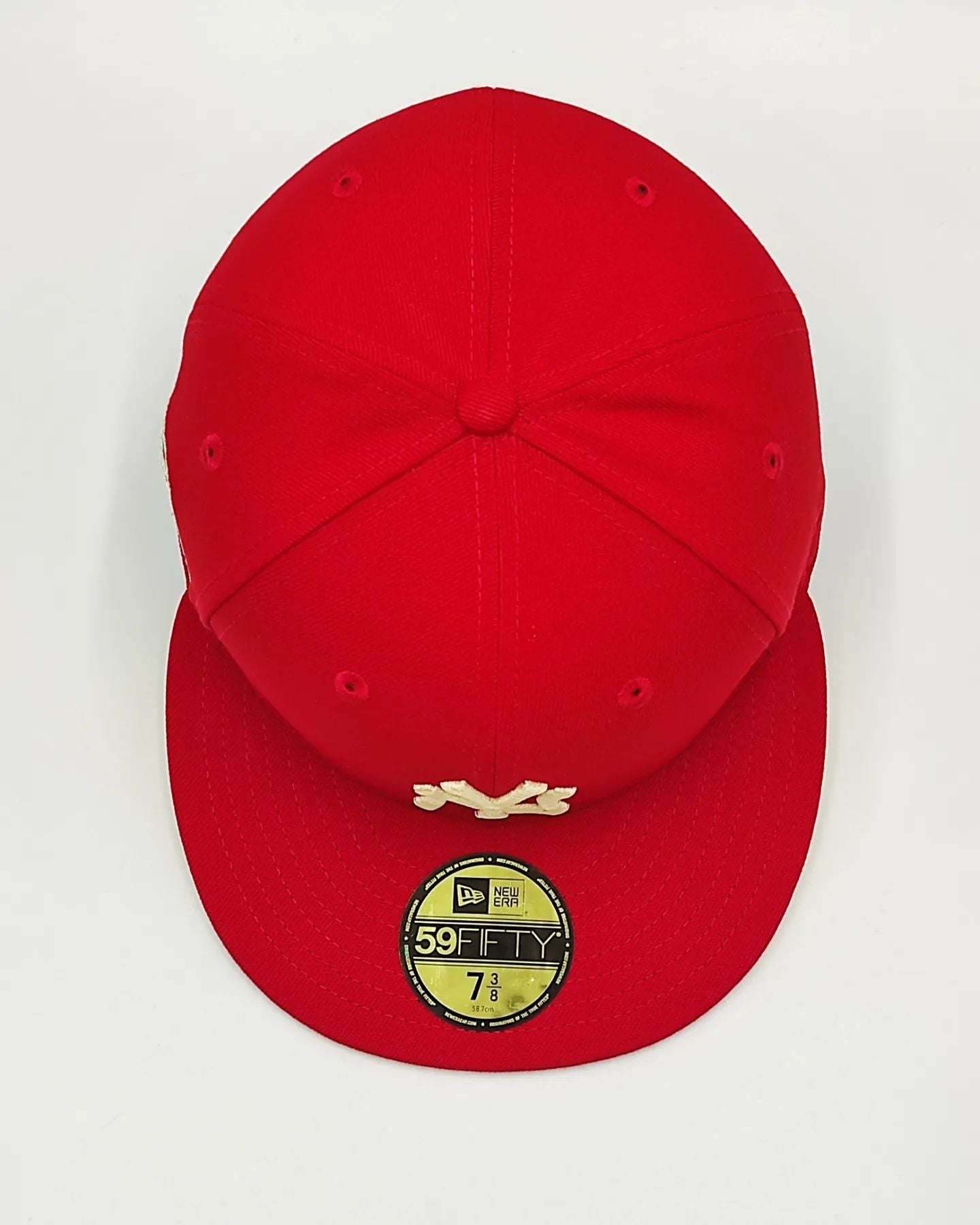 New Era 59Fifty gorra roja de los New York Yankees con el parche de la Serie Mundial de 1998 y la fruta del estado