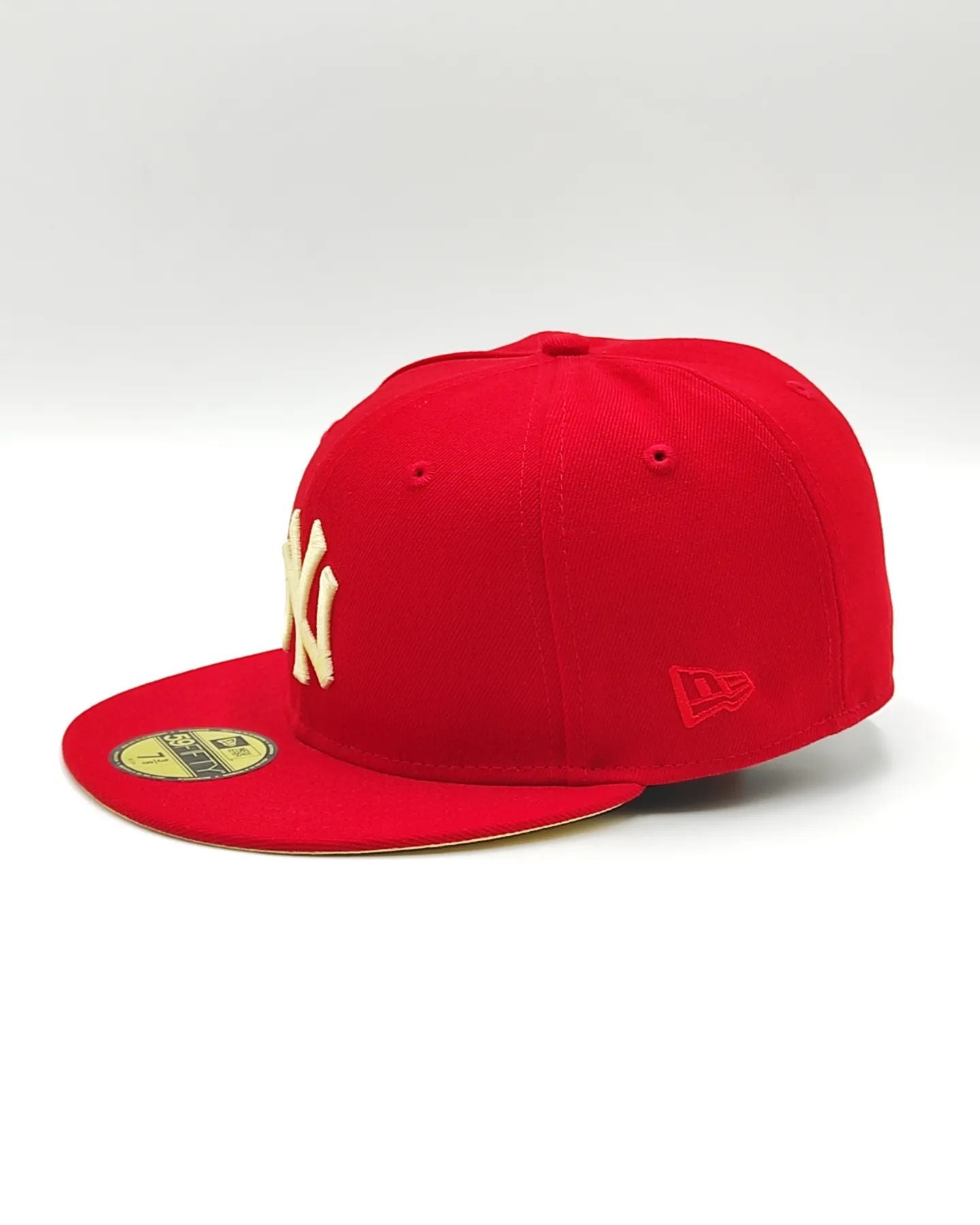 New Era 59Fifty gorra roja de los New York Yankees con el parche de la Serie Mundial de 1998 y la fruta del estado