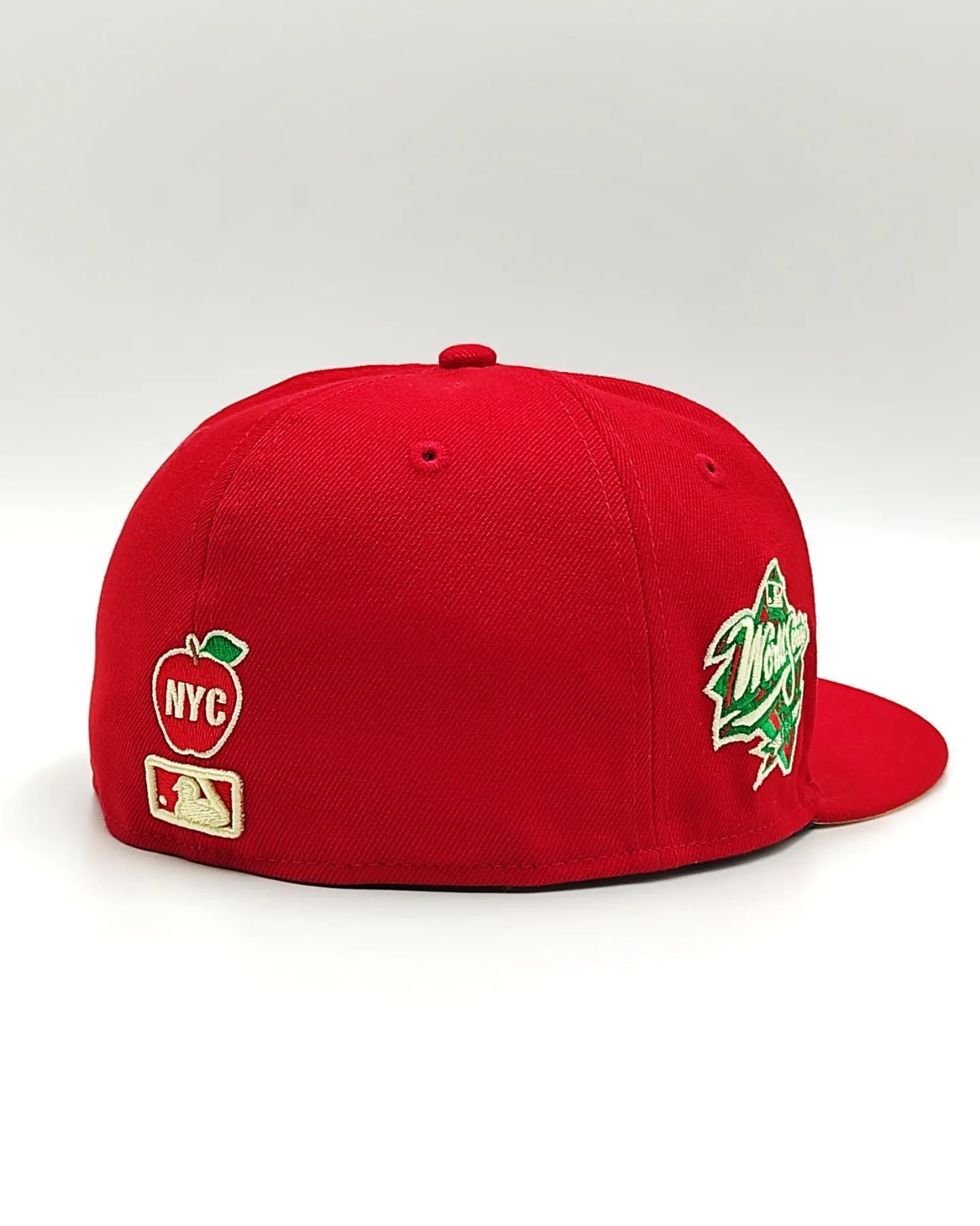 New Era 59Fifty gorra roja de los New York Yankees con el parche de la Serie Mundial de 1998 y la fruta del estado