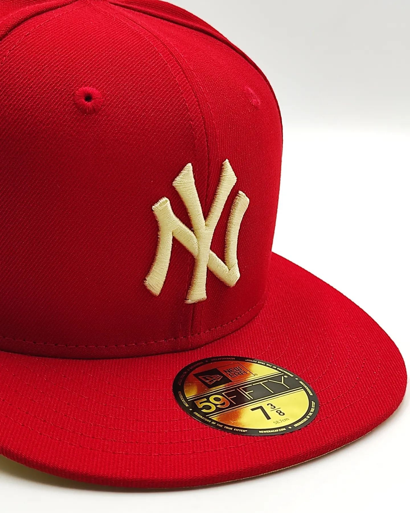 New Era 59Fifty gorra roja de los New York Yankees con el parche de la Serie Mundial de 1998 y la fruta del estado