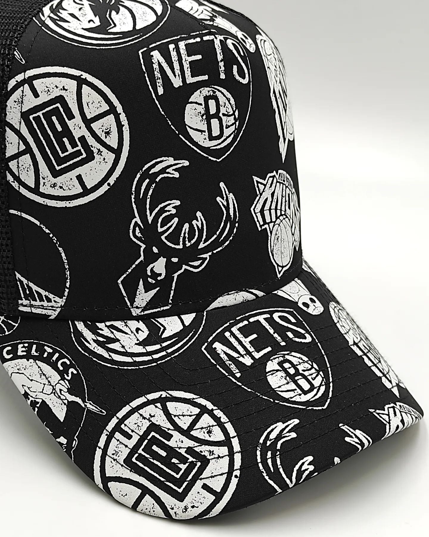 Gorra New Era NBA Trucker Negra edición ALL-OVER