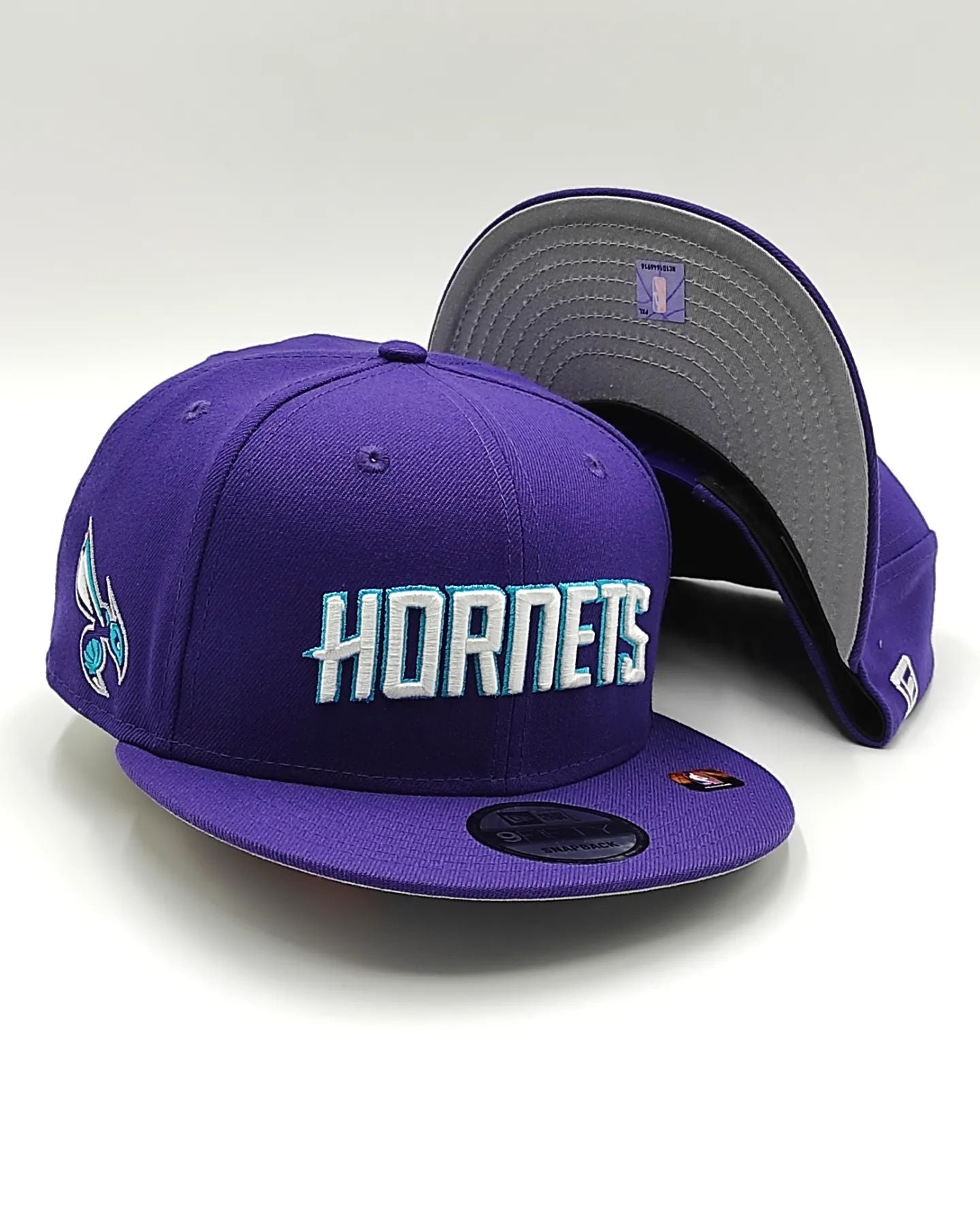 Gorra snapback 9Fifty New Era Charlotte Hornets Morada, colección jersey