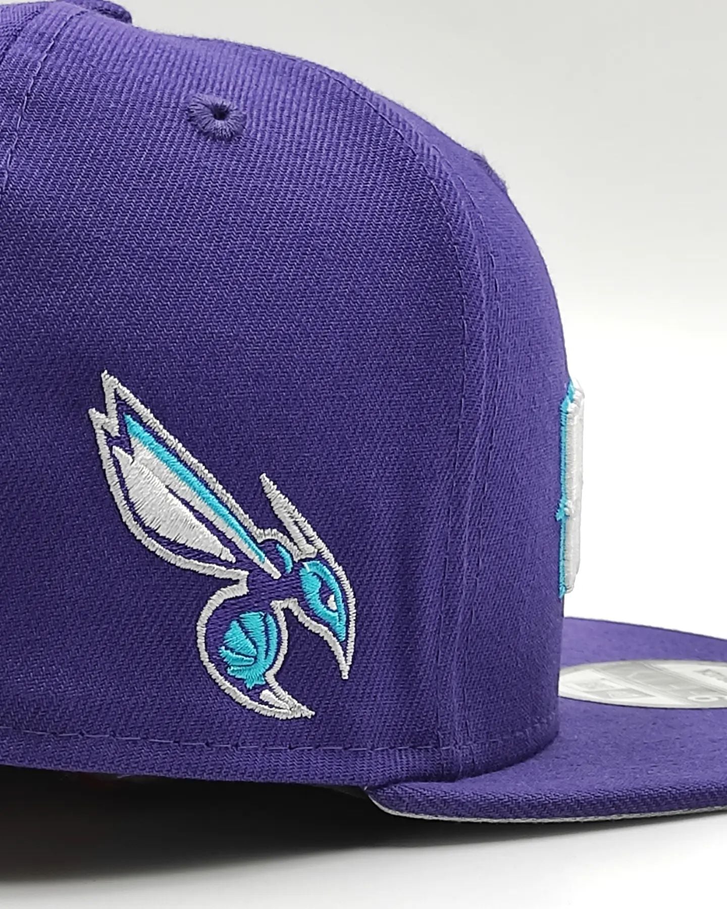 Gorra snapback 9Fifty New Era Charlotte Hornets Morada, colección jersey