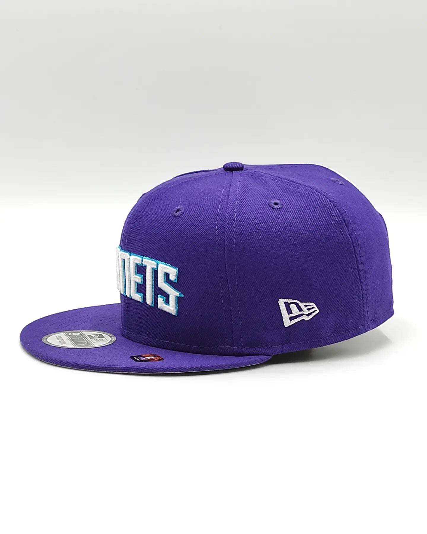 Gorra snapback 9Fifty New Era Charlotte Hornets Morada, colección jersey