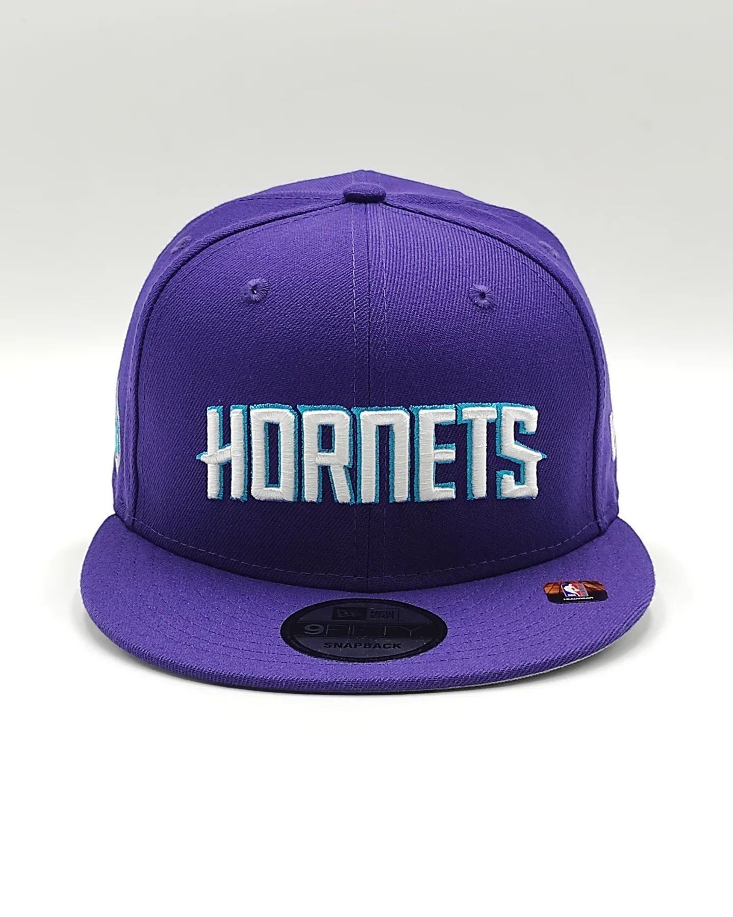 Gorra snapback 9Fifty New Era Charlotte Hornets Morada, colección jersey