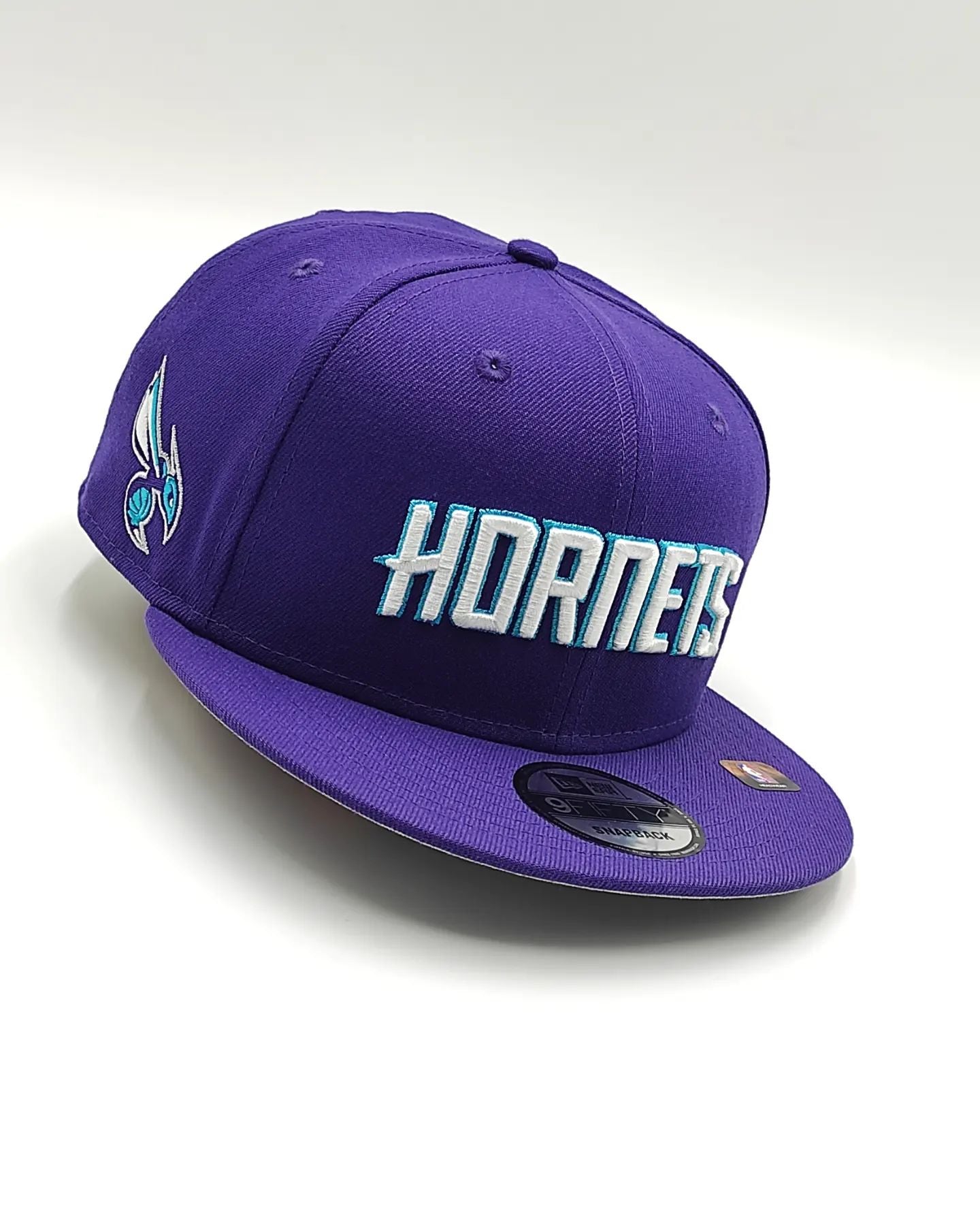 Gorra snapback 9Fifty New Era Charlotte Hornets Morada, colección jersey