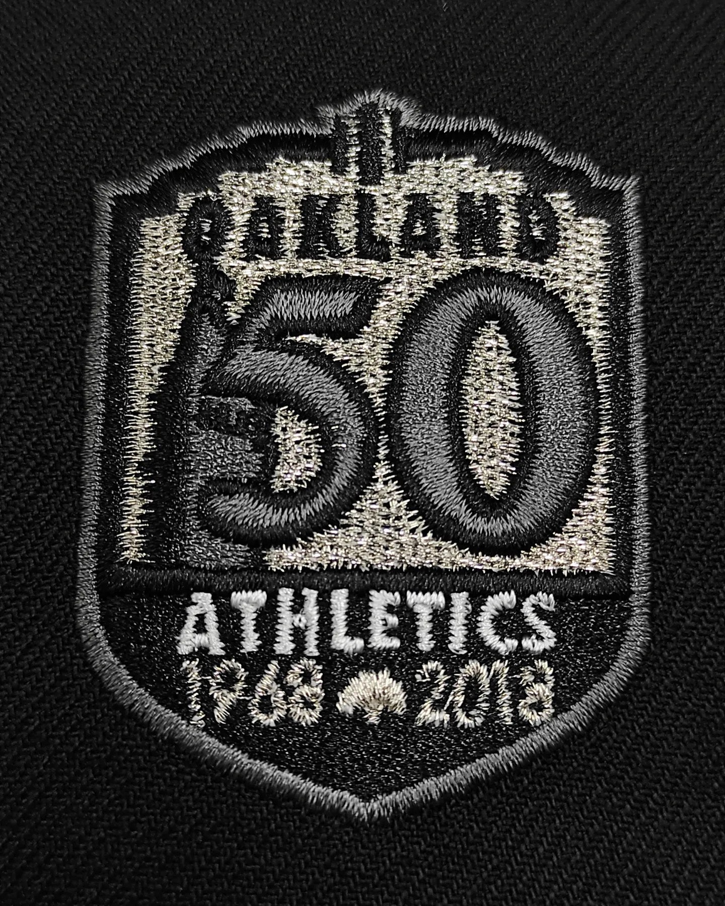 Gorra New Era 59Fifty Oakland Athletics Parche 50 Aniversario Alterna - Negro, Plata Metalizado