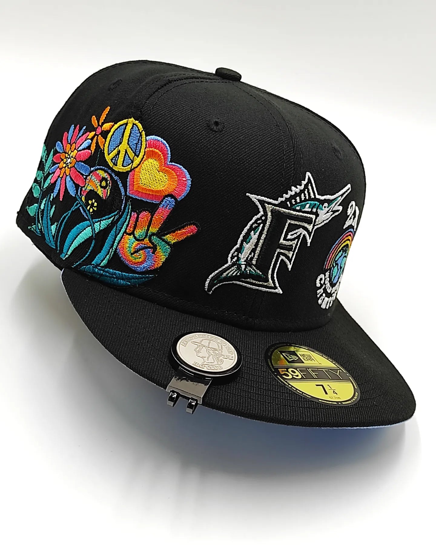 Pin lateral con destapador Hat Club