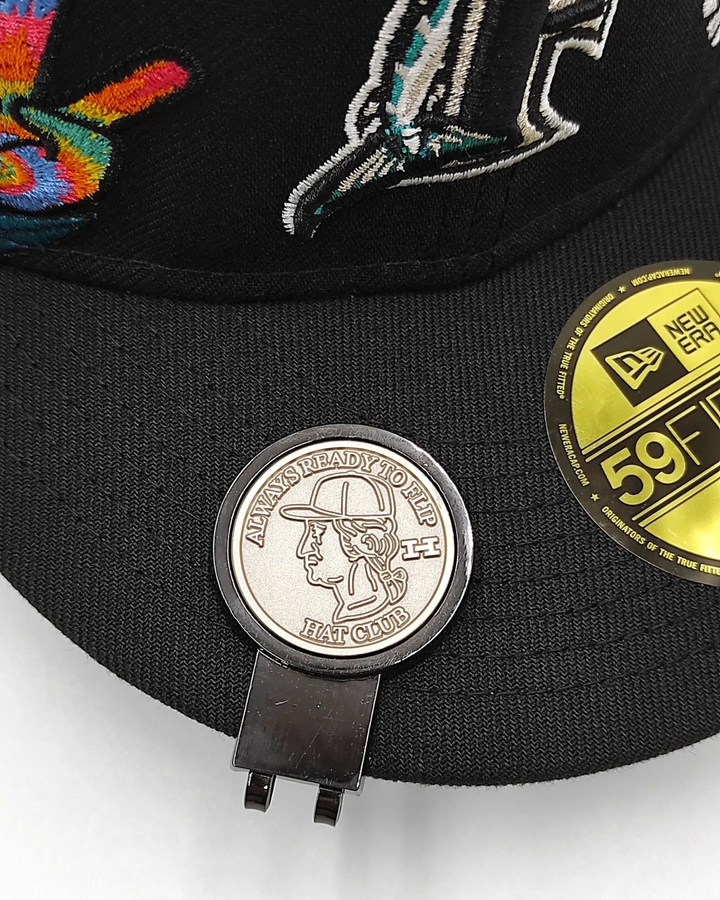 Pin lateral con destapador Hat Club