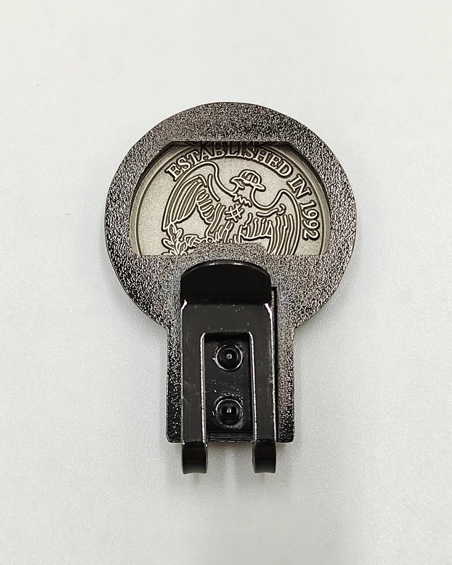 Pin lateral con destapador Hat Club