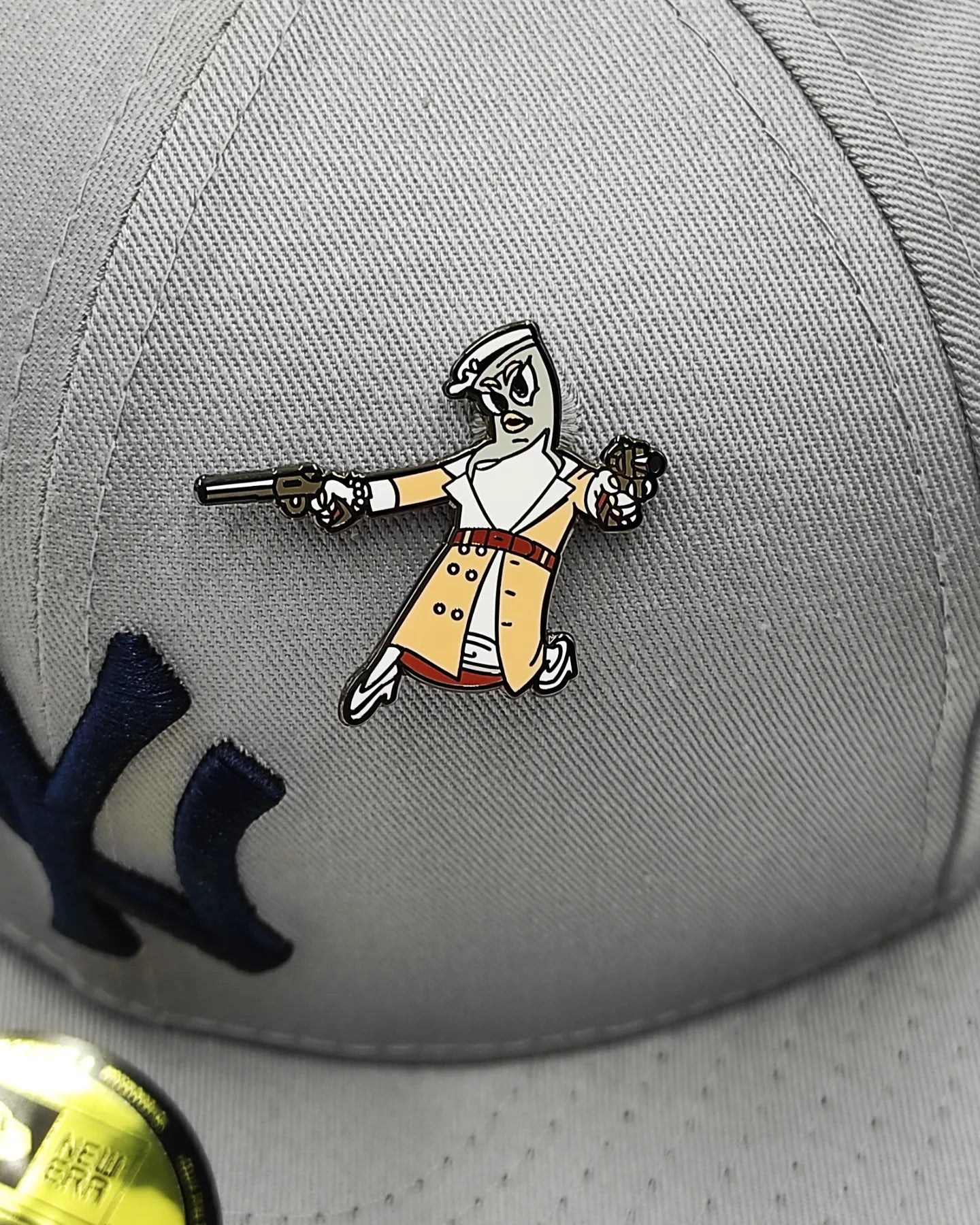 Pin metálico Bank Hat Club