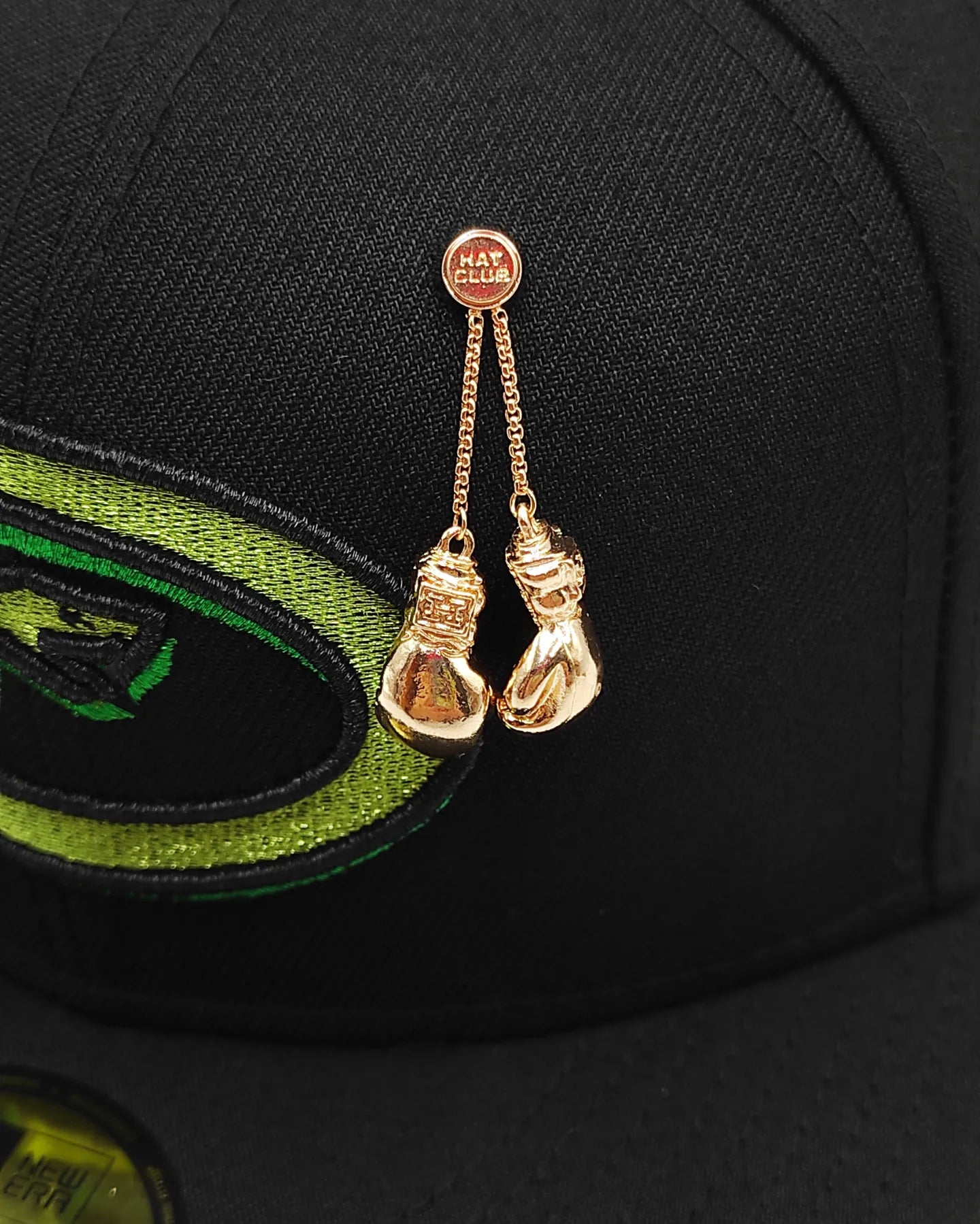 Pin metálico Boxing Hat Club