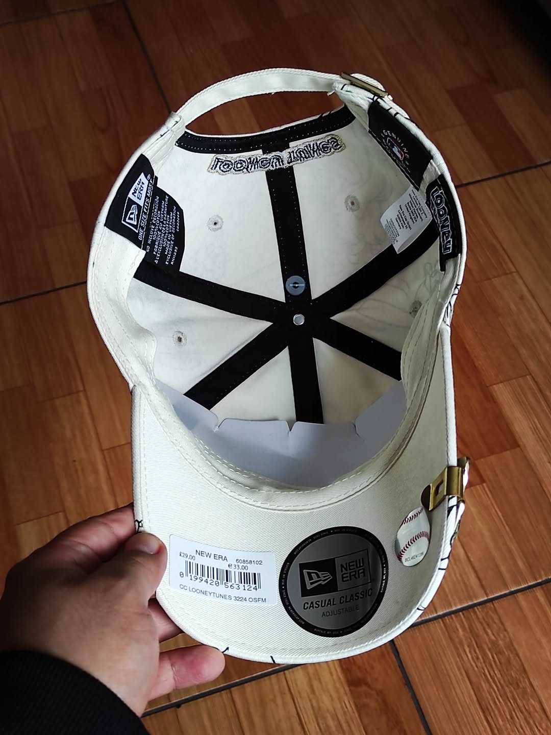 Gorra ajustable clásica informal blanca MLB X Looney Tunes con el logo de la MLB