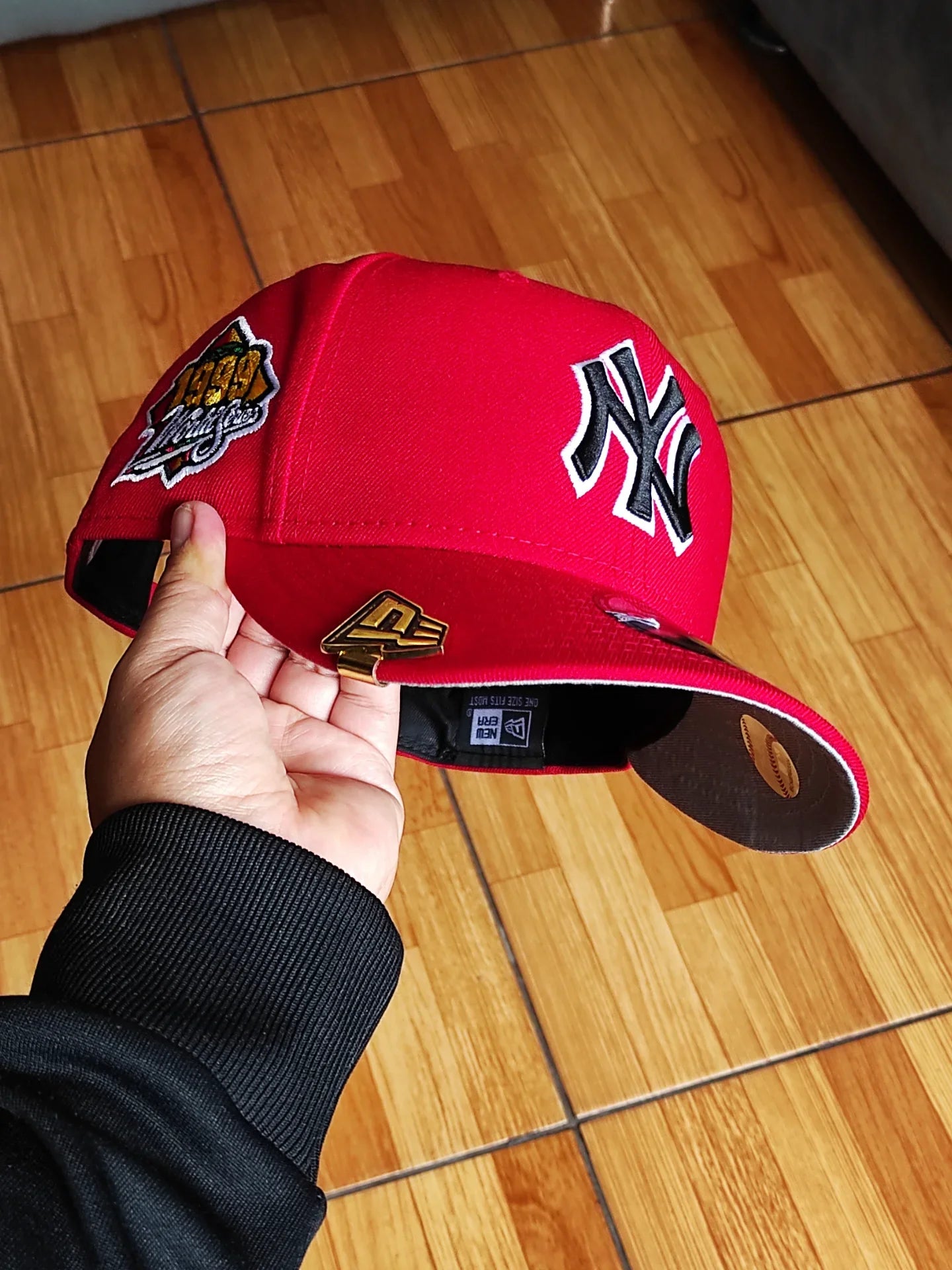 Gorra New Era New York Yankees Edición Serie Mundial de 1999 Color Escarlata Modelo 9Fifty con Cierre Ajustable