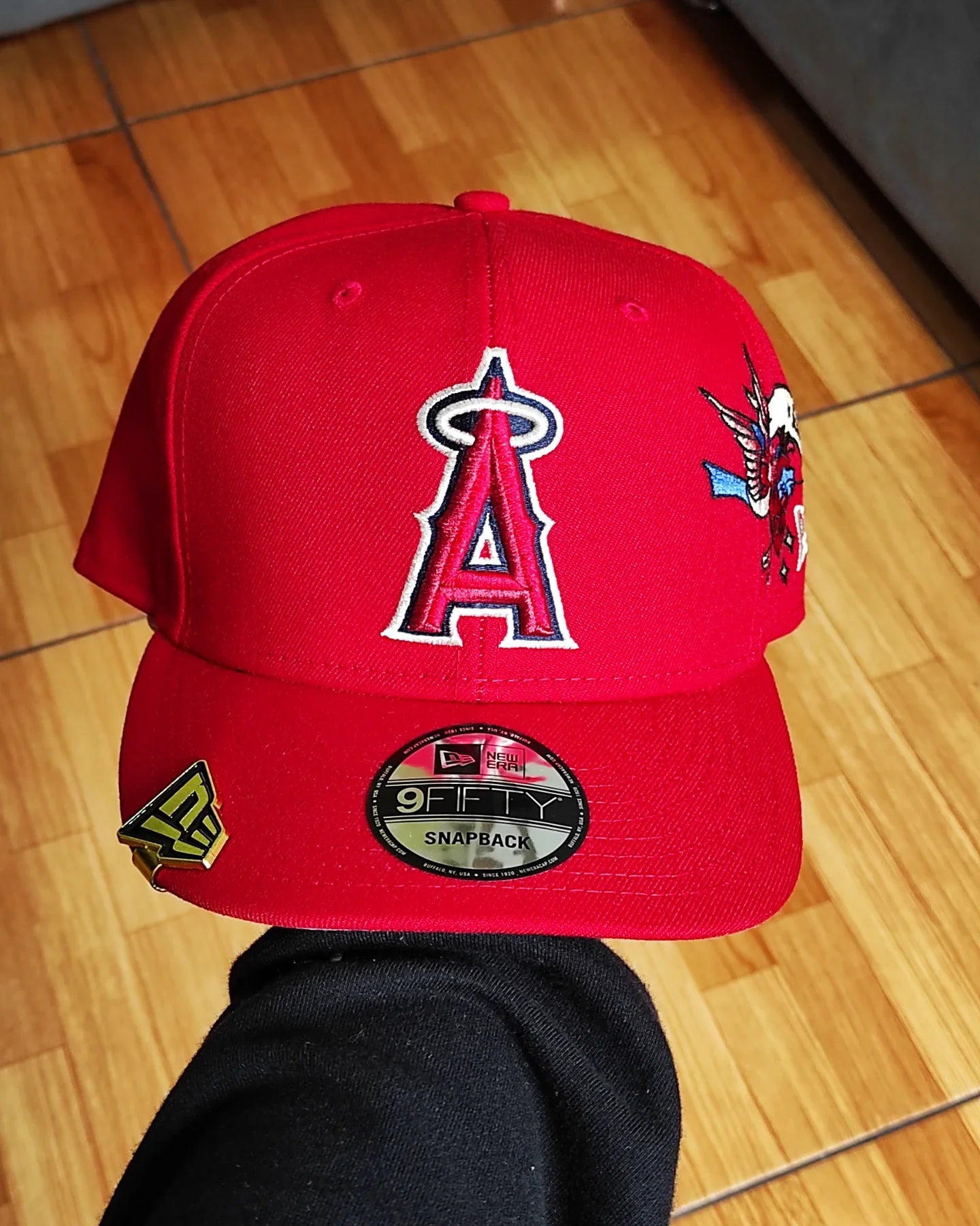 Gorra ajustable New Era 9Fifty con broche de Los Angeles Angels, parte inferior gris y parche lateral City Art - Roja