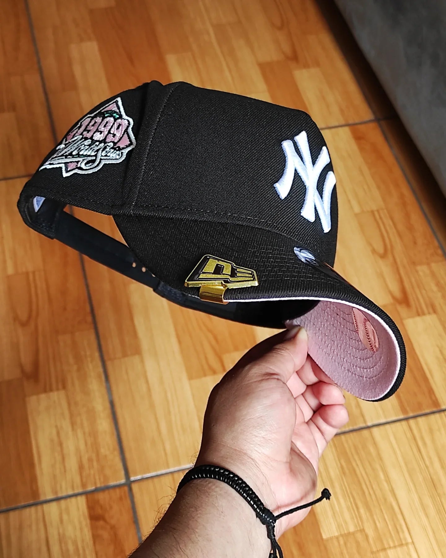 Gorra Snapback New Era New York Yankees 1999 World Series negra y rosa 9Forty A-Frame