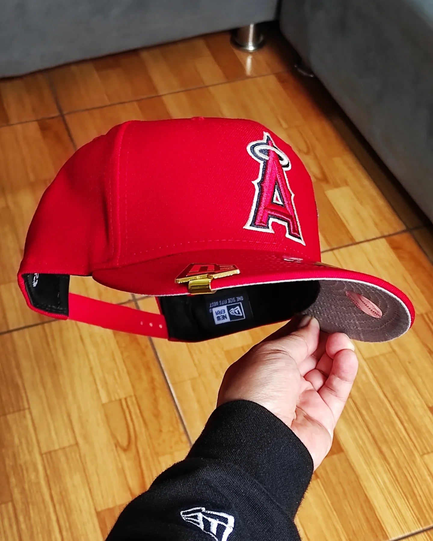 Gorra ajustable New Era 9Fifty con broche de Los Angeles Angels, parte inferior gris y parche lateral City Art - Roja