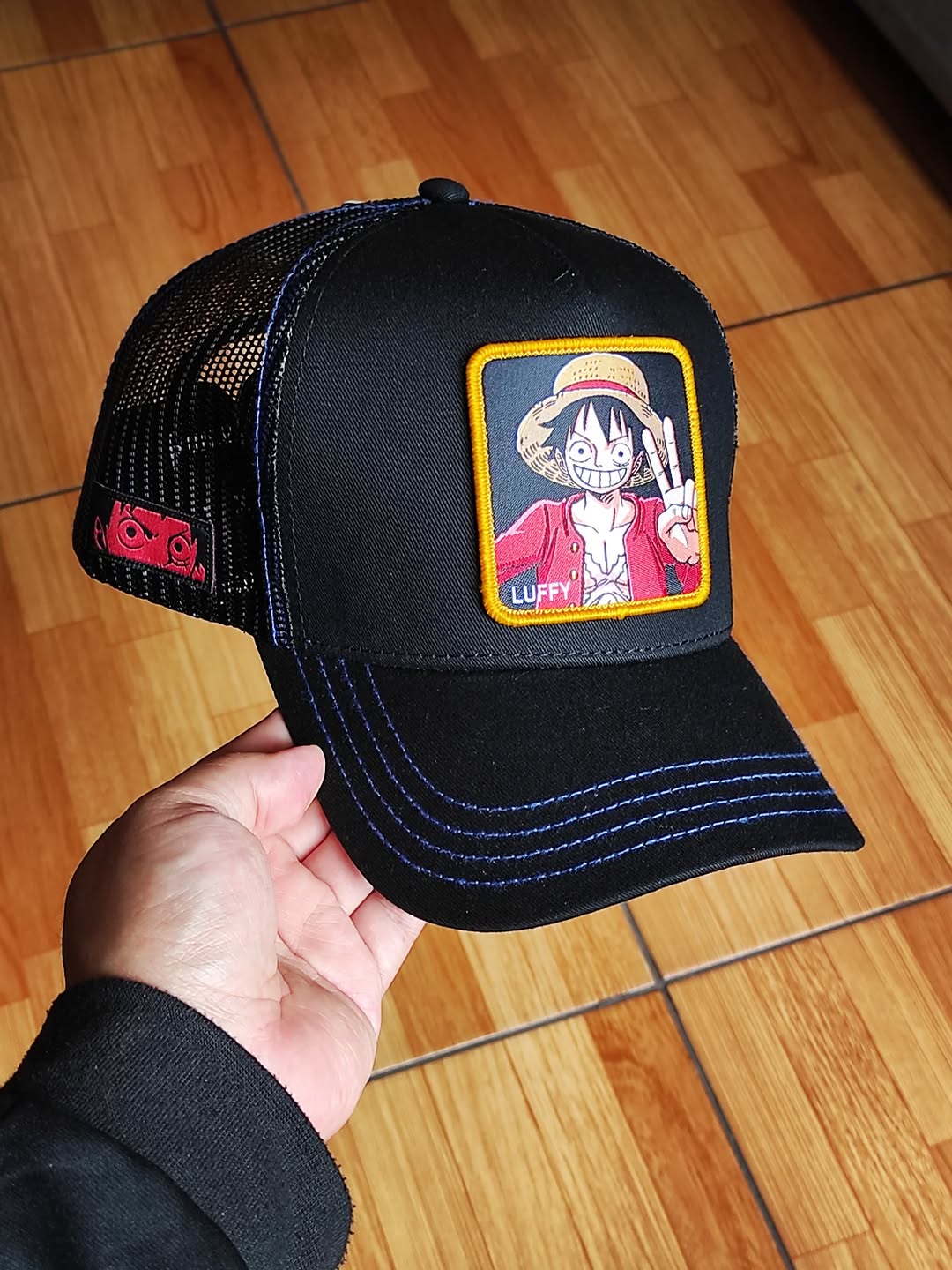 Gorra Capslab Luffy One Piece Trucker negra azul