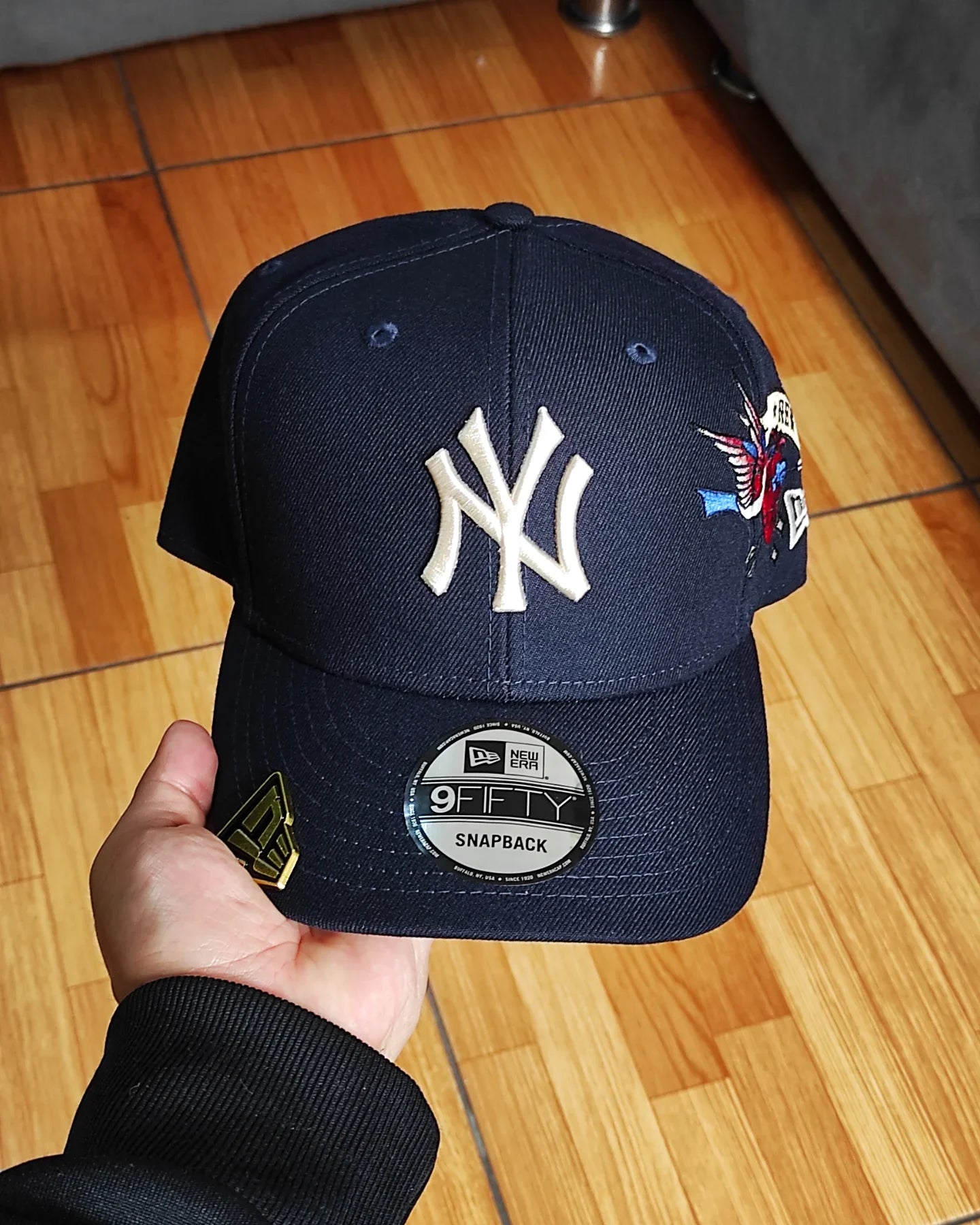 Gorra New Era 9Fifty Snapback de los New York Yankees con visera inferior gris y parche lateral City Art - Azul marino