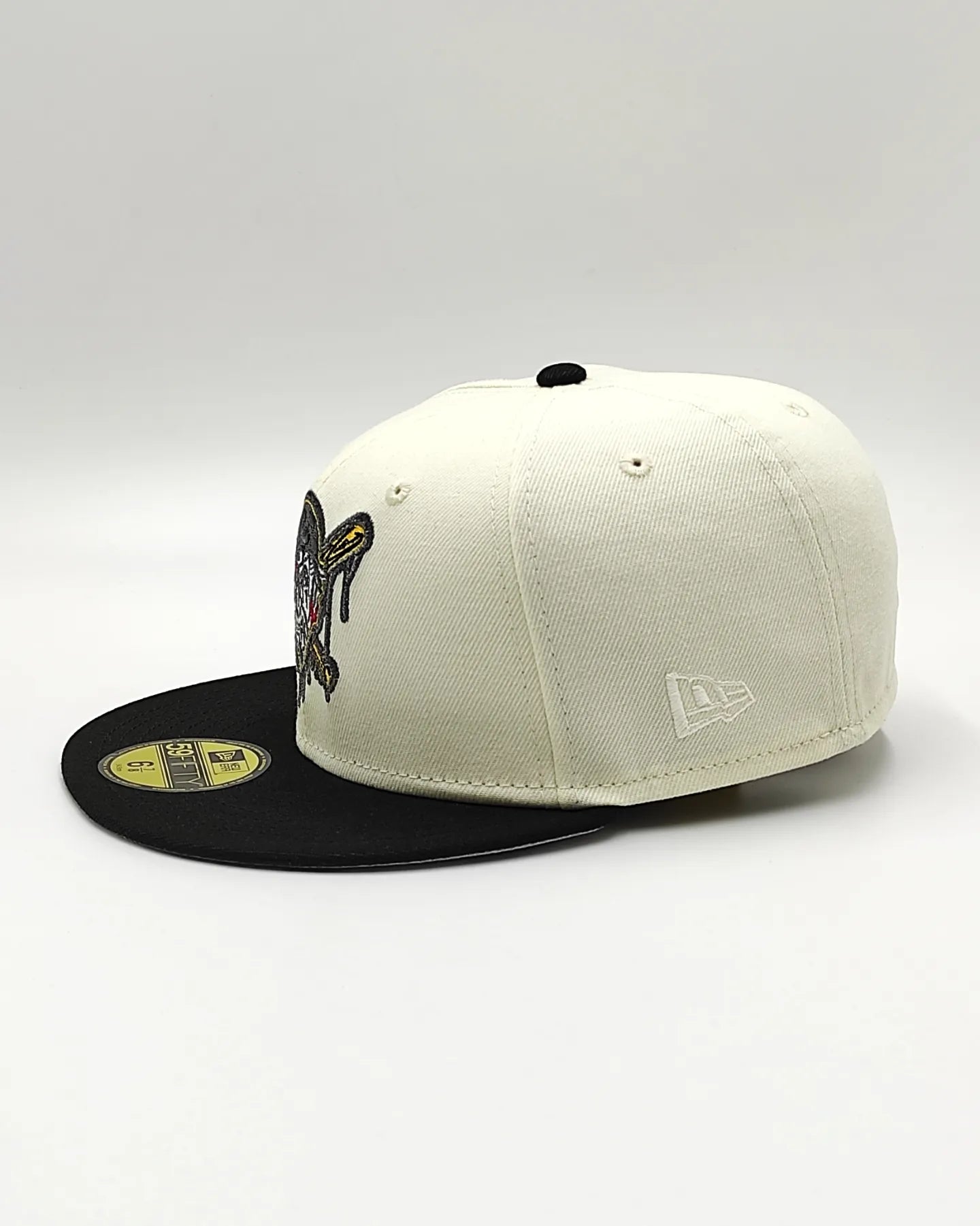 Gorra Cerrada New Era 59Fifty Off White Pittsburgh Pirates Visera Negra Parte Inferior Gris Parche Lateral Three Rivers Stadium