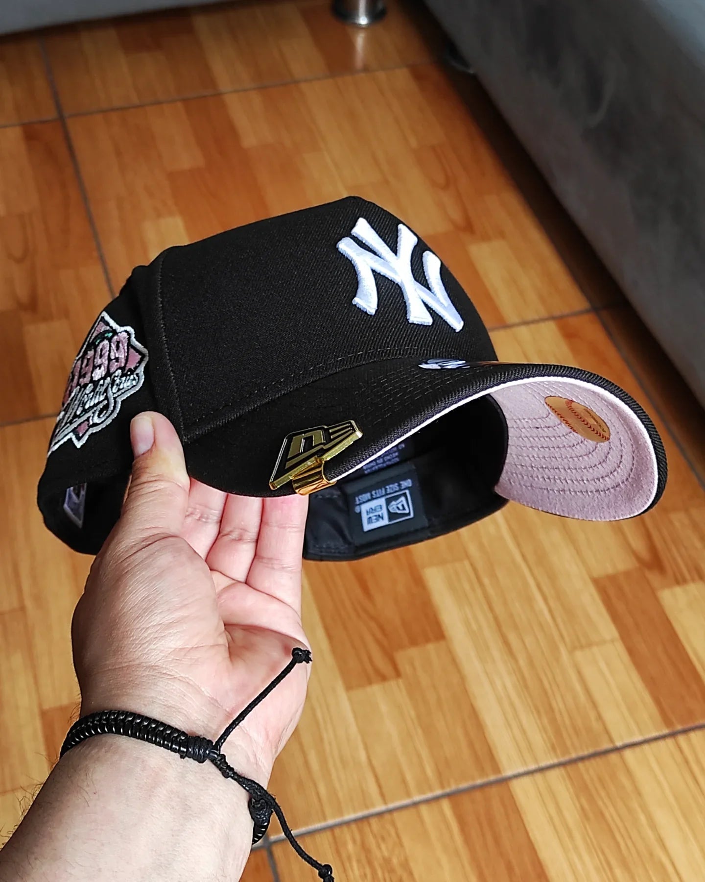Gorra Snapback New Era New York Yankees 1999 World Series negra y rosa 9Forty A-Frame