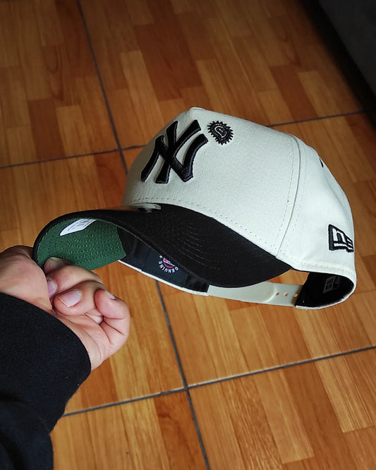 Gorra snapback A-frame New Era New York Yankees 9forty bicolor de paisley