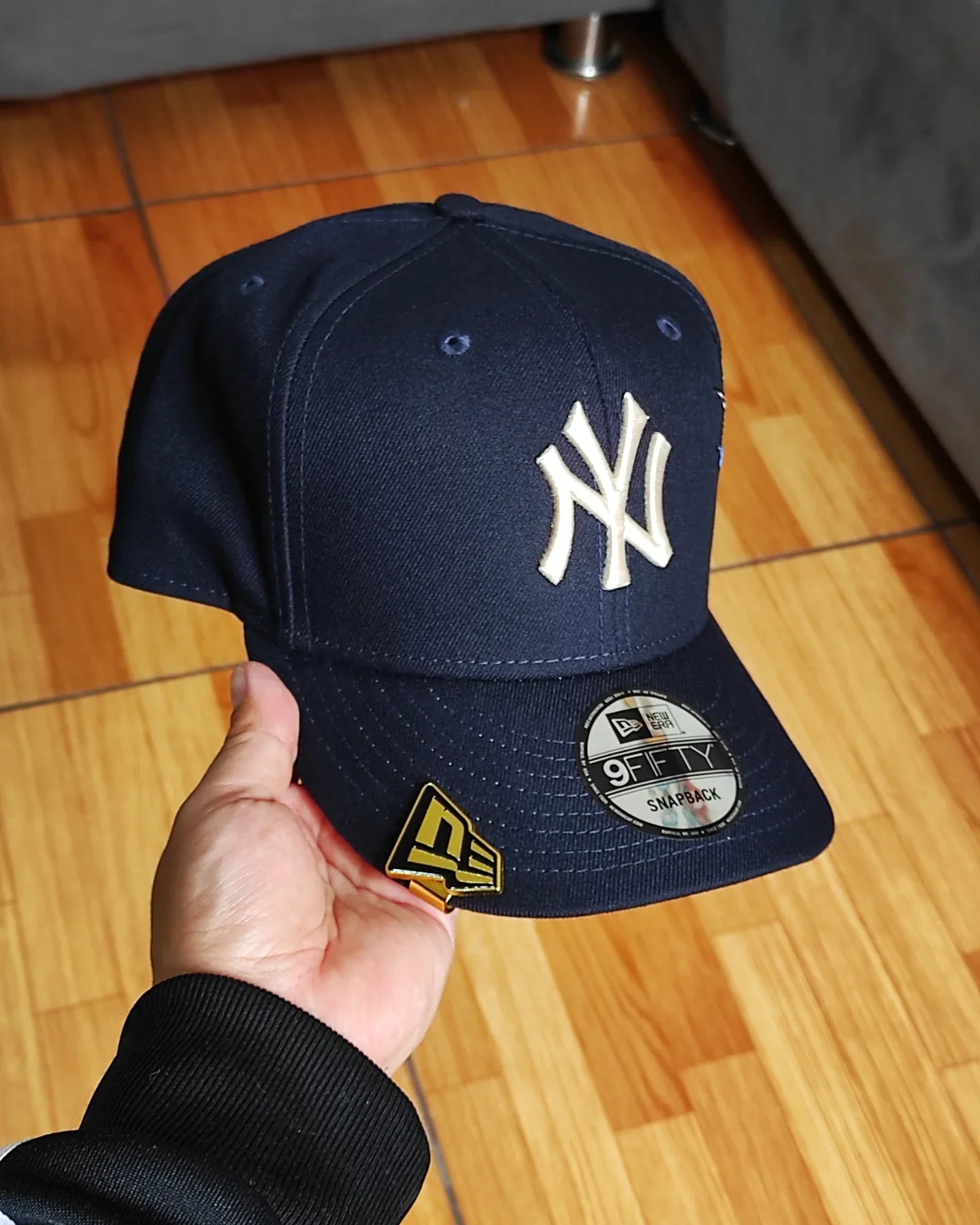 Gorra New Era 9Fifty Snapback de los New York Yankees con visera inferior gris y parche lateral City Art - Azul marino