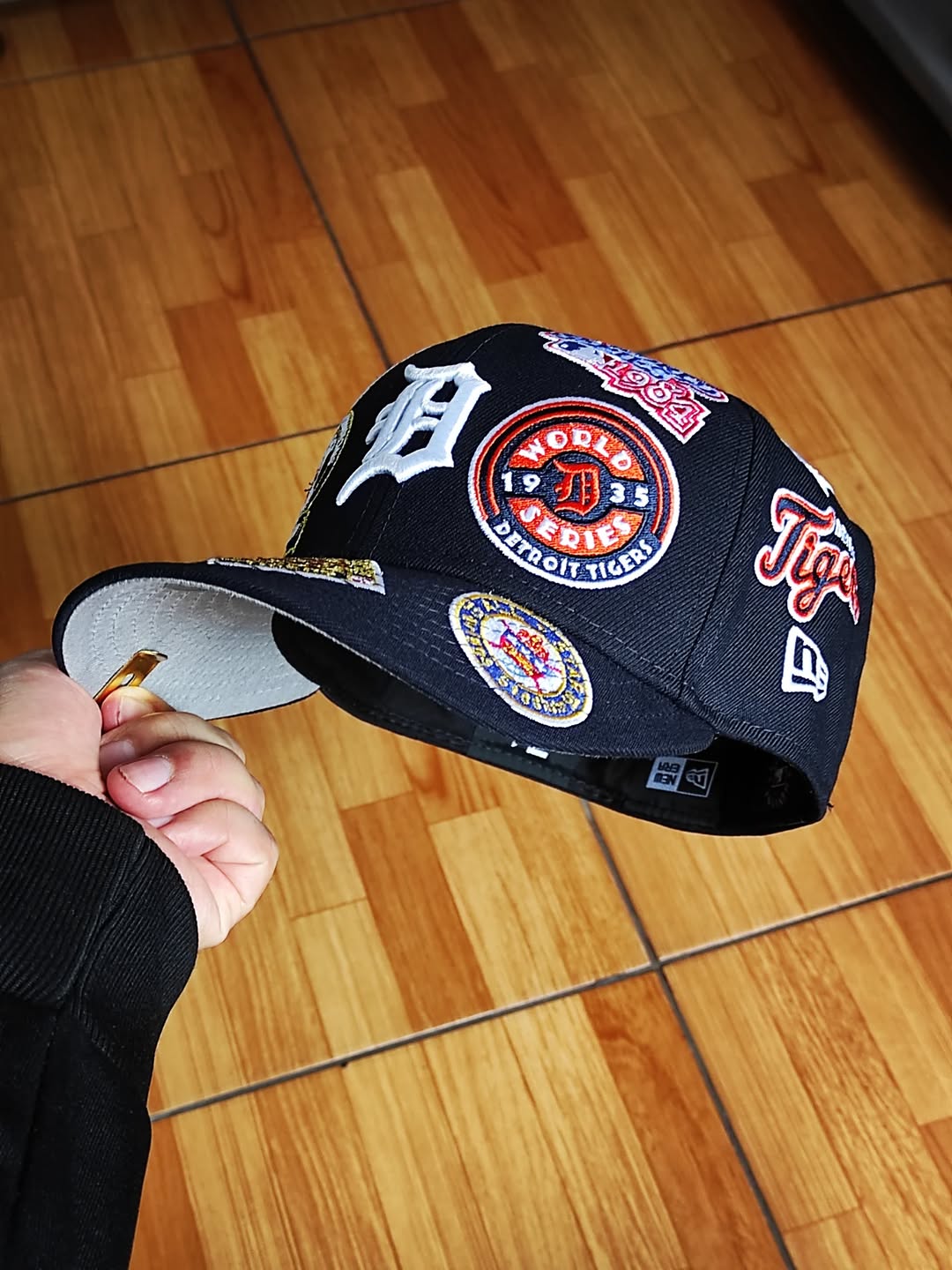 Gorra ajustada 59FIFTY New Era azul marino de los Detroit Tigers con el logo por toda la gorra y la parte inferior gris
