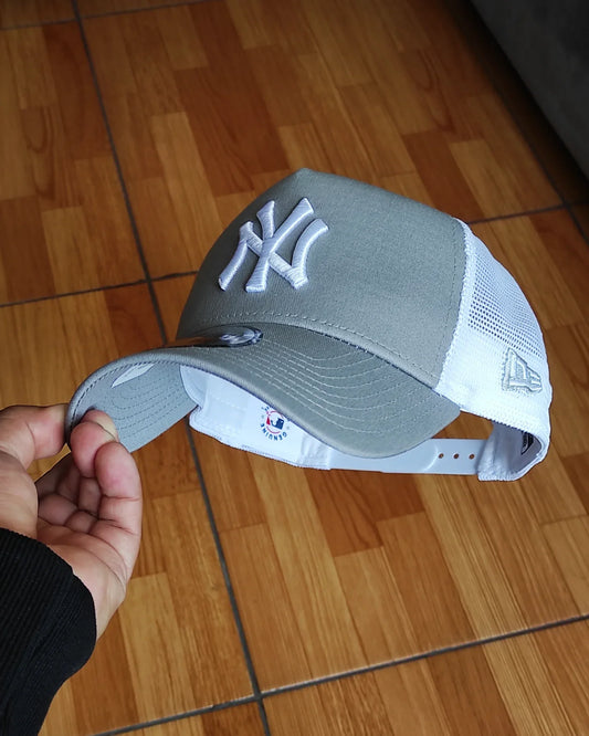 New Era Gorra trucker con visera ploma y panel blanco de los New York Yankees