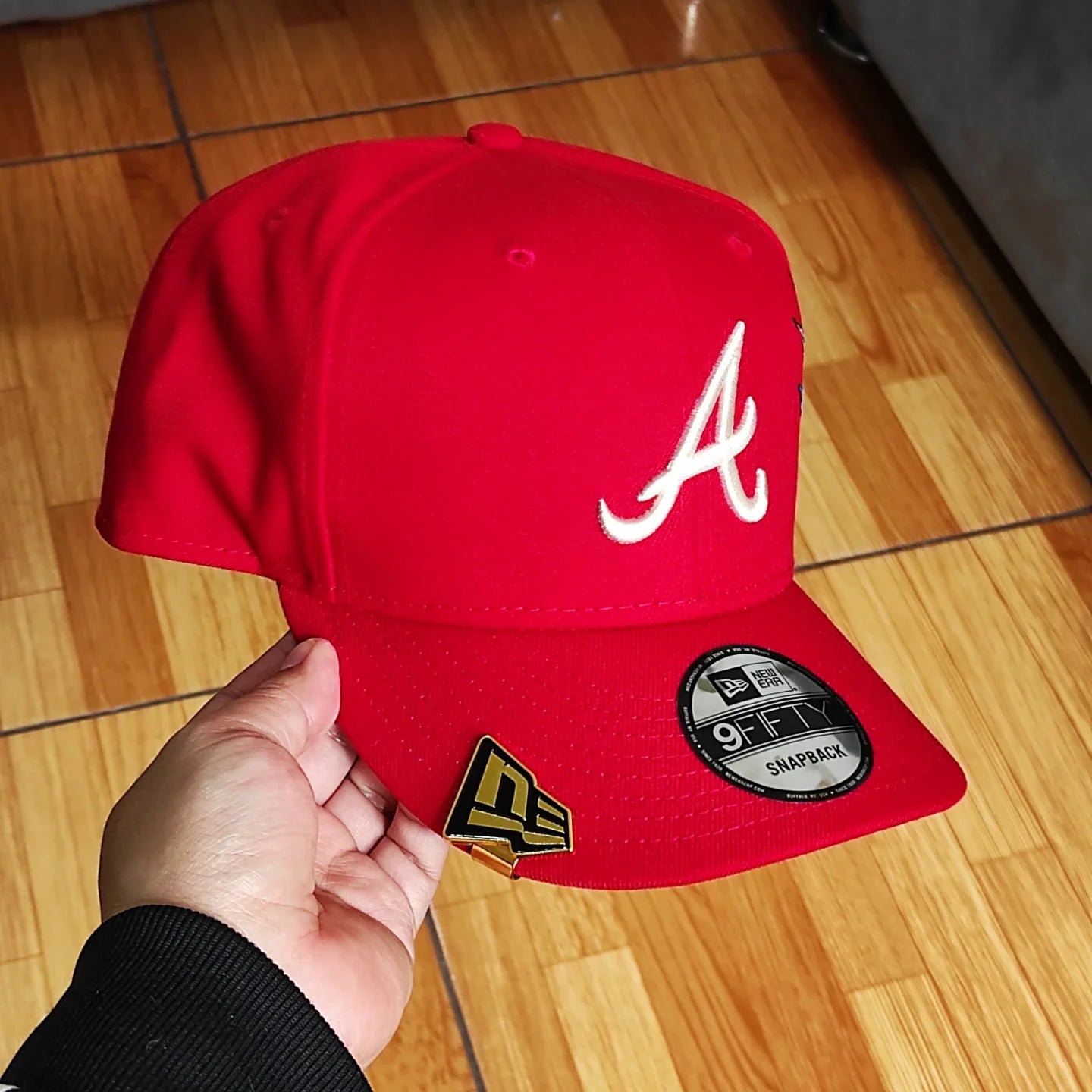 Gorra Snapback New Era 9Fifty de los Atlanta Braves con visera gris e insignia lateral City Art - Roja