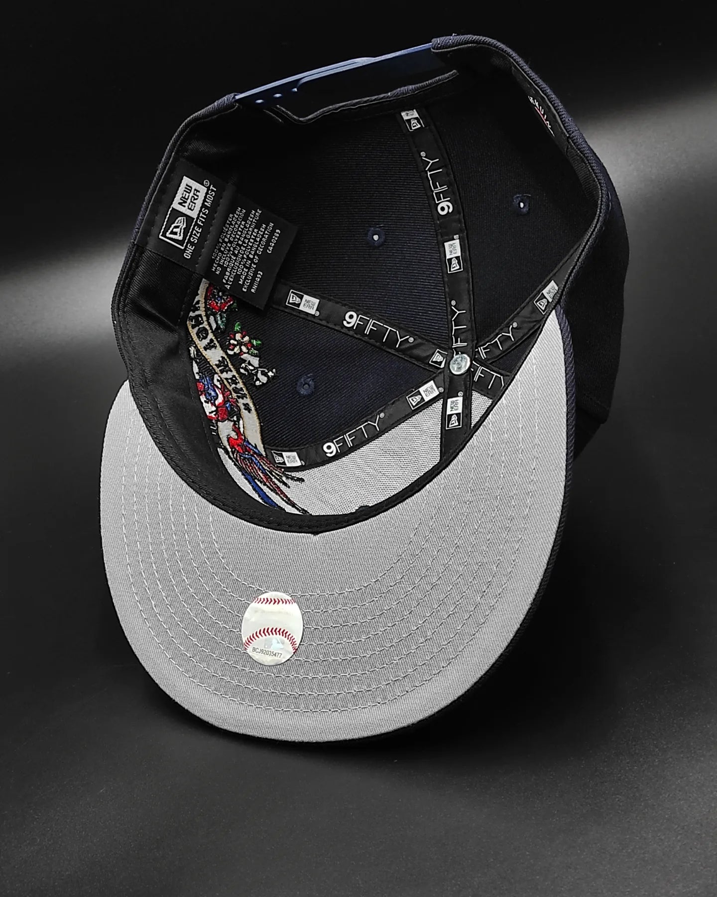 Gorra New Era 9Fifty Snapback de los New York Yankees con visera inferior gris y parche lateral City Art - Azul marino