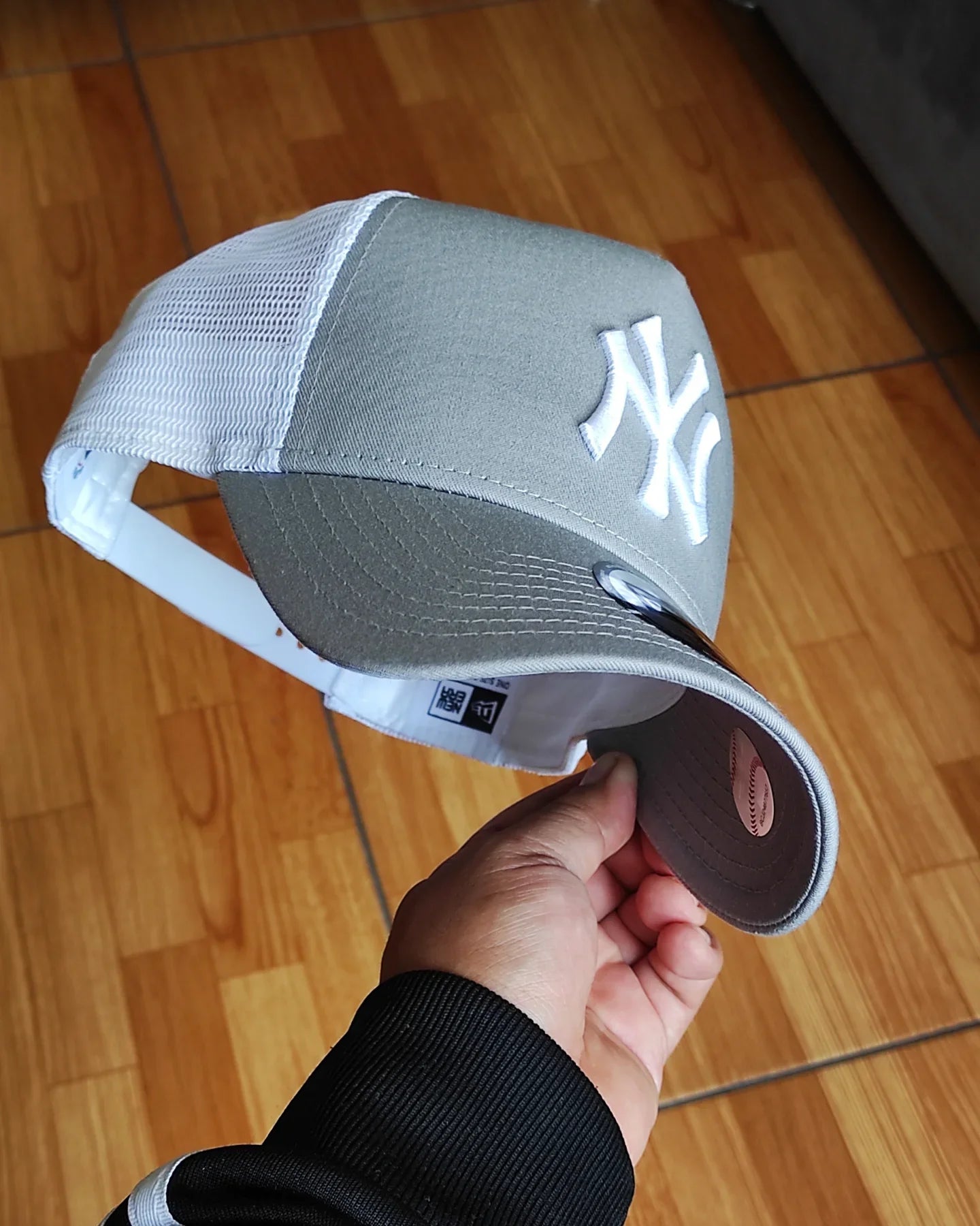 New Era Gorra trucker con visera ploma y panel blanco de los New York Yankees